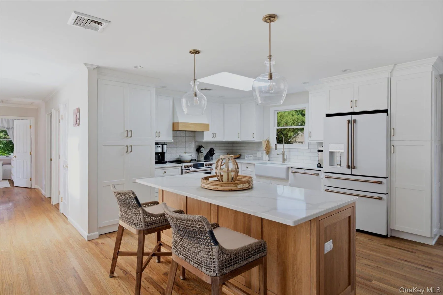 Kitchen Island with Quartz Countertops Kitchen Island with Quartz Countertops