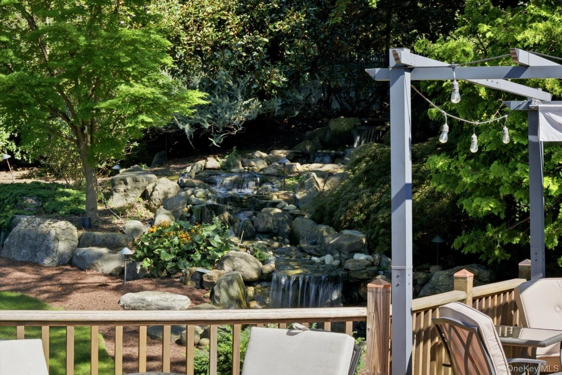 Waterfall feature Waterfall feature