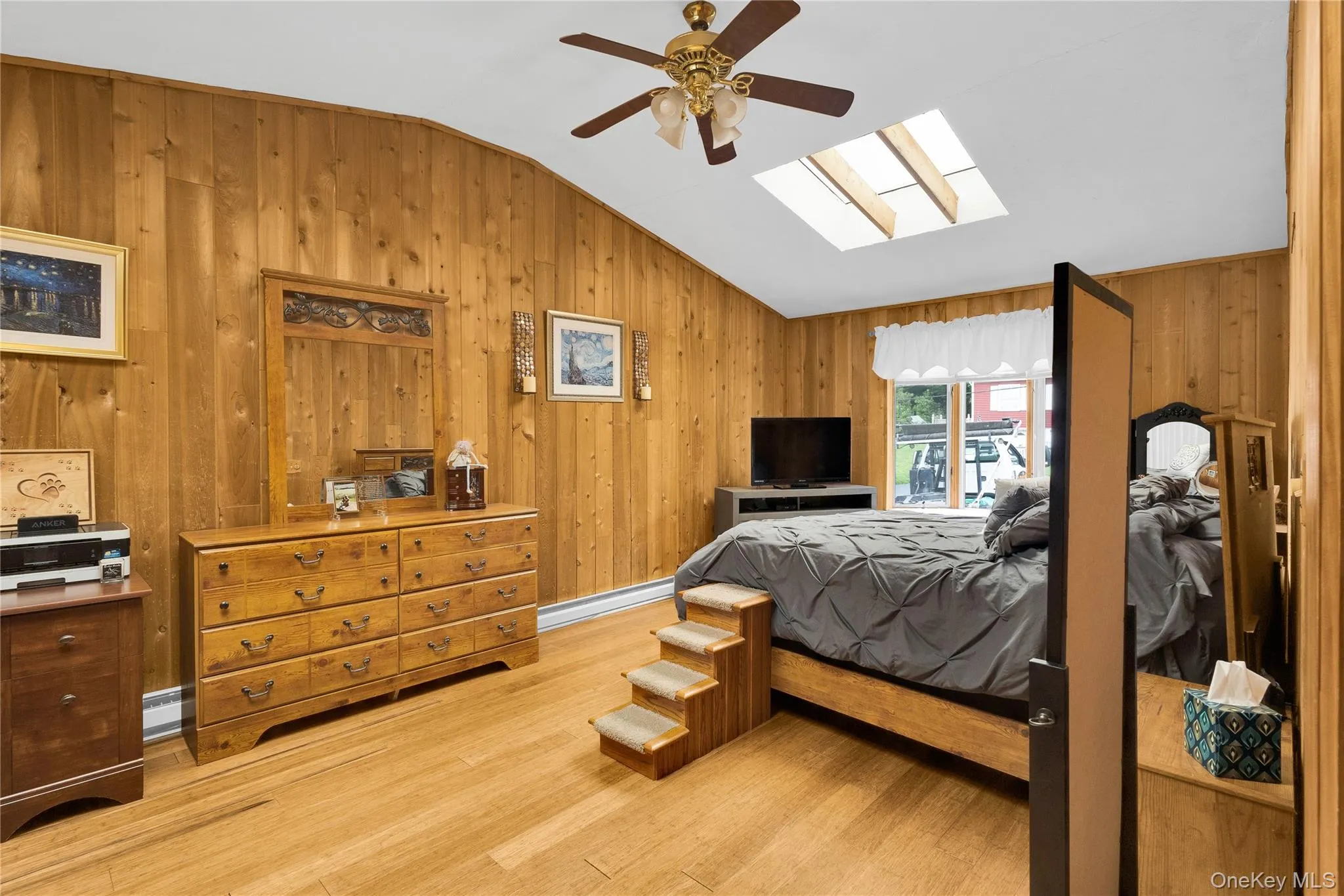 Wood-paneled walls and ceiling fan with integrated lighting Wood-paneled walls and ceiling fan with integrated lighting