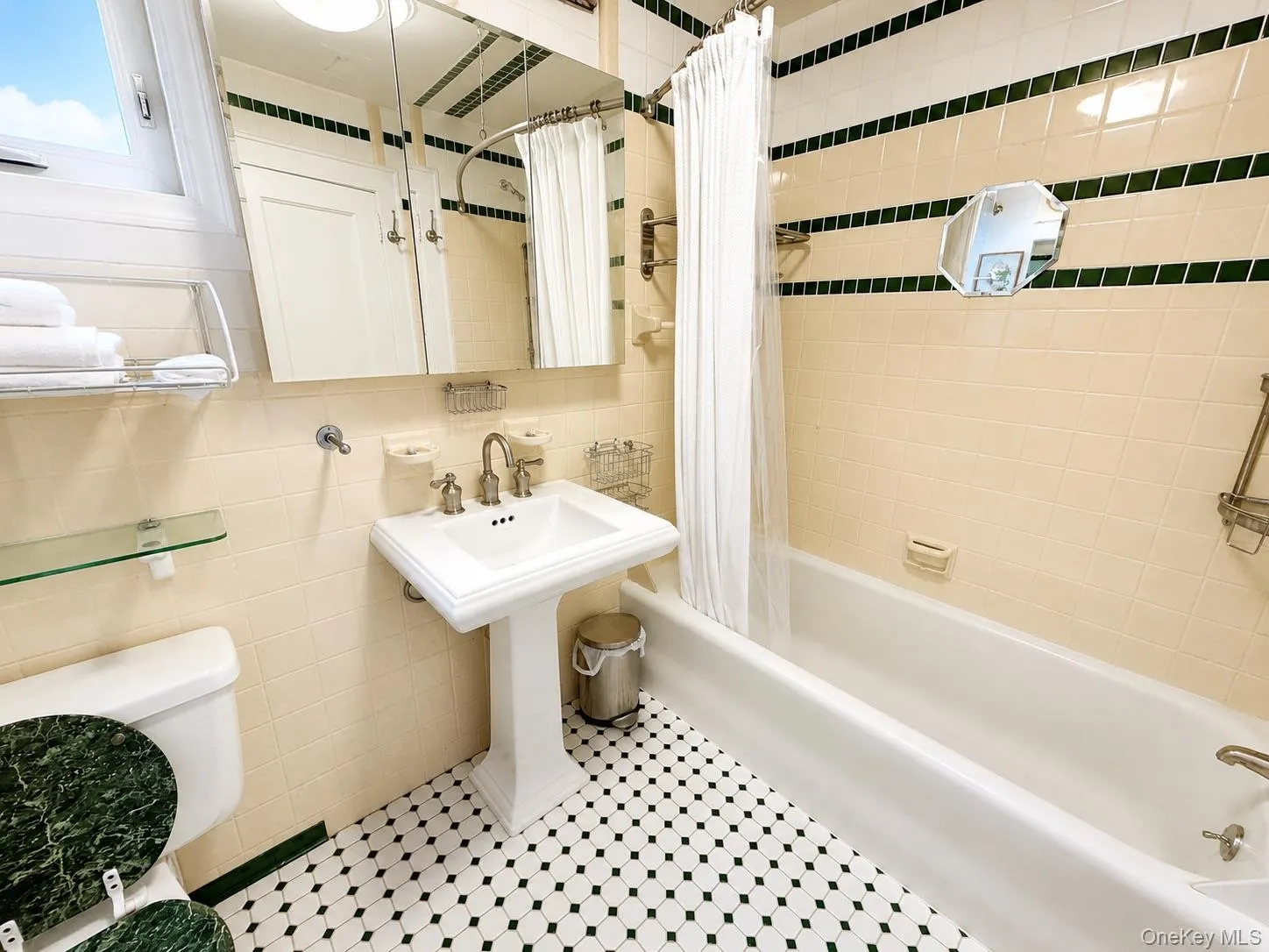 13810 Cronston Avenue, New York, NY, 3 Bedrooms Bedrooms, 7 Rooms Rooms,2 BathroomsBathrooms,Residential,For Rent,Cronston,0,1048400 13810 Cronston Avenue, New York, NY, 3 Bedrooms Bedrooms, 7 Rooms Rooms,2 BathroomsBathrooms,Residential,For Rent,Cronston,0,1048400