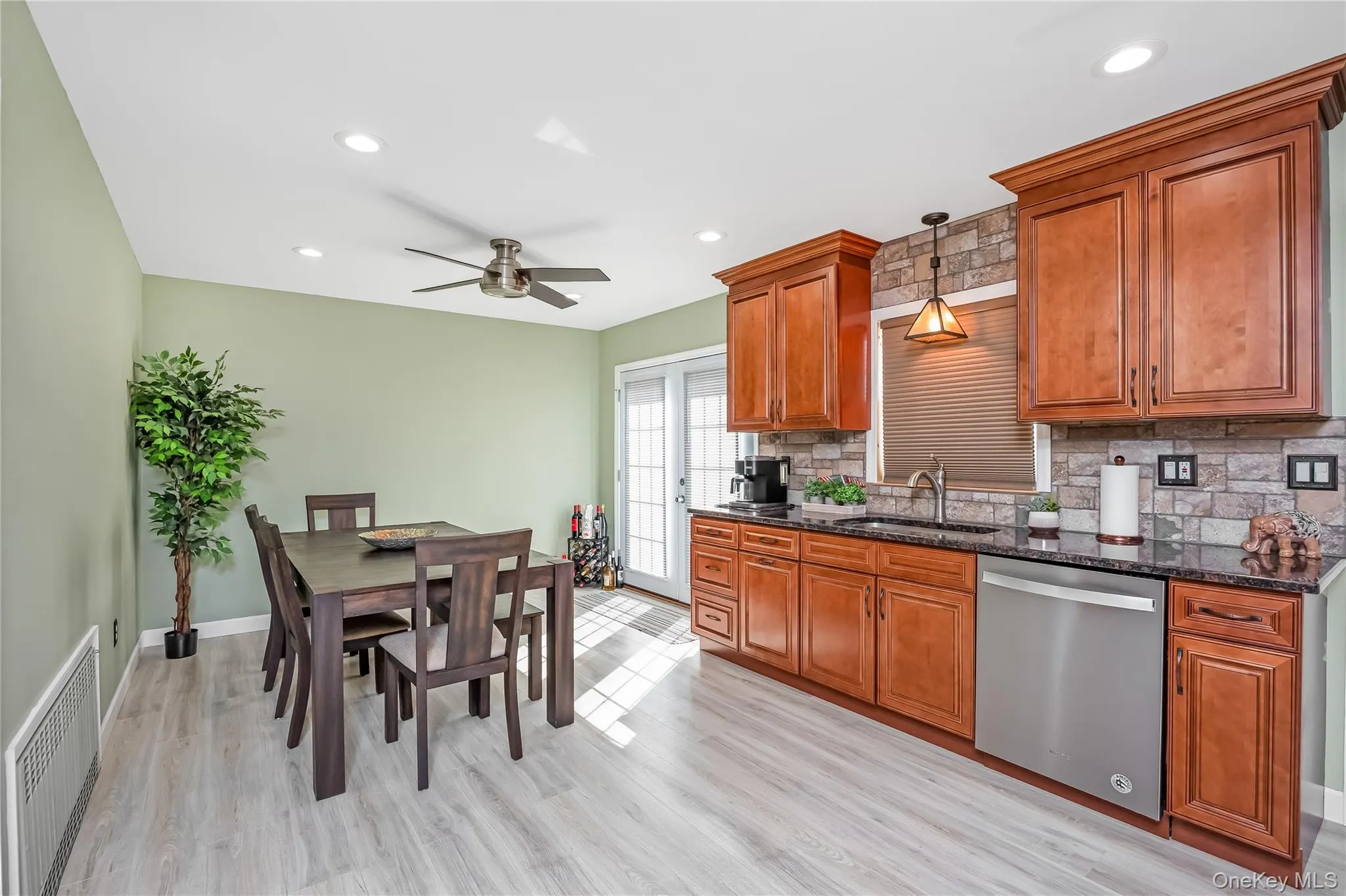 460 Amsterdam Avenue, Brookhaven, NY, 2 Bedrooms Bedrooms, 5 Rooms Rooms,1 BathroomBathrooms,Residential,For Rent,Amsterdam,0,1048425 460 Amsterdam Avenue, Brookhaven, NY, 2 Bedrooms Bedrooms, 5 Rooms Rooms,1 BathroomBathrooms,Residential,For Rent,Amsterdam,0,1048425