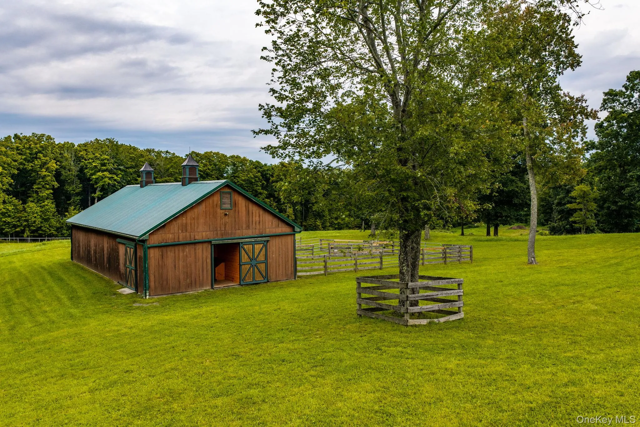 Front view of loafing shed. Front view of loafing shed.