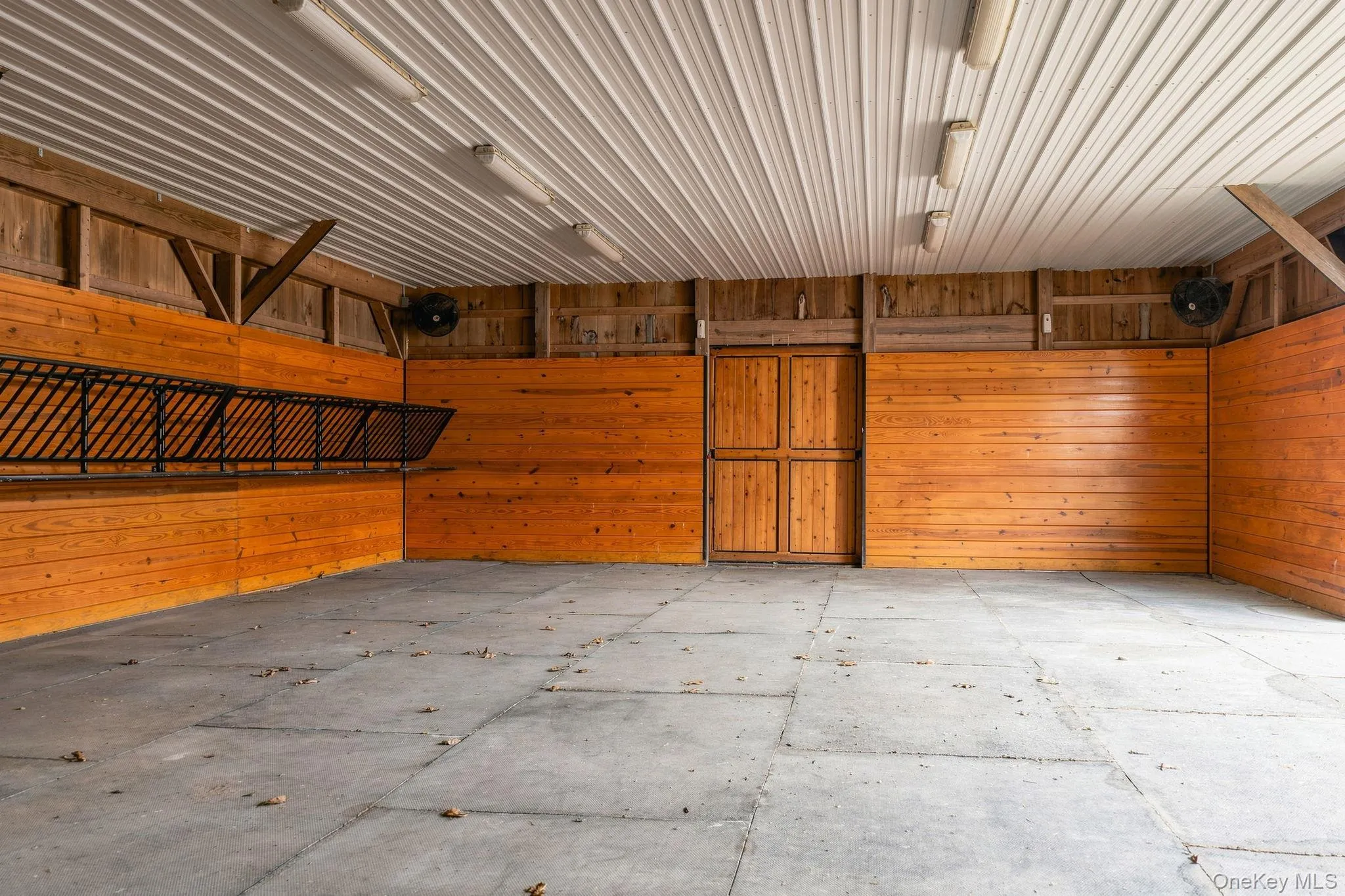 Loafing shed 30'x48' run-in area. Loafing shed 30'x48' run-in area.