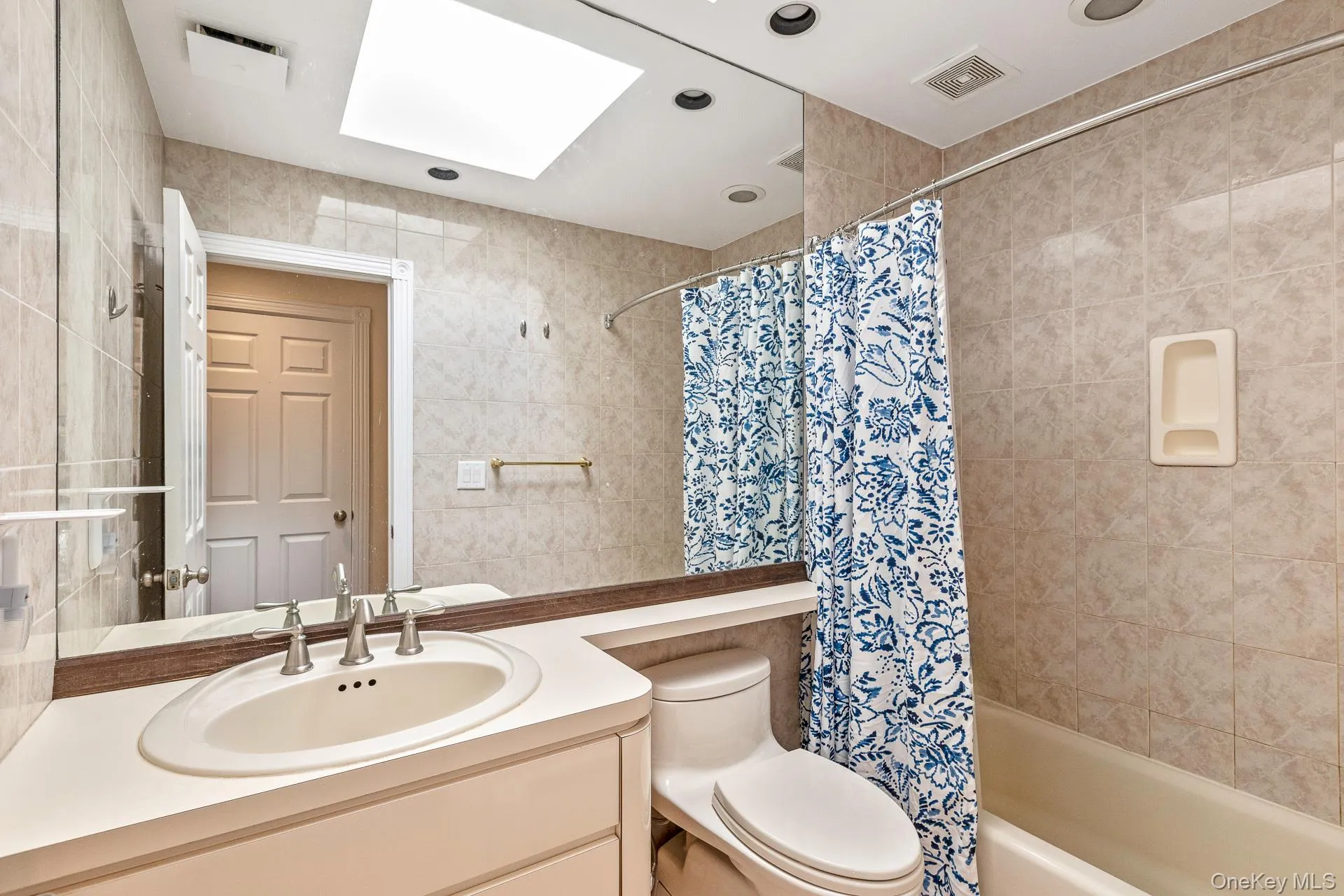 220 St. James Avenue, Smithtown, NY, 4 Bedrooms Bedrooms, 8 Rooms Rooms,2 BathroomsBathrooms,Residential,For Rent,St. James,0,1048431 220 St. James Avenue, Smithtown, NY, 4 Bedrooms Bedrooms, 8 Rooms Rooms,2 BathroomsBathrooms,Residential,For Rent,St. James,0,1048431