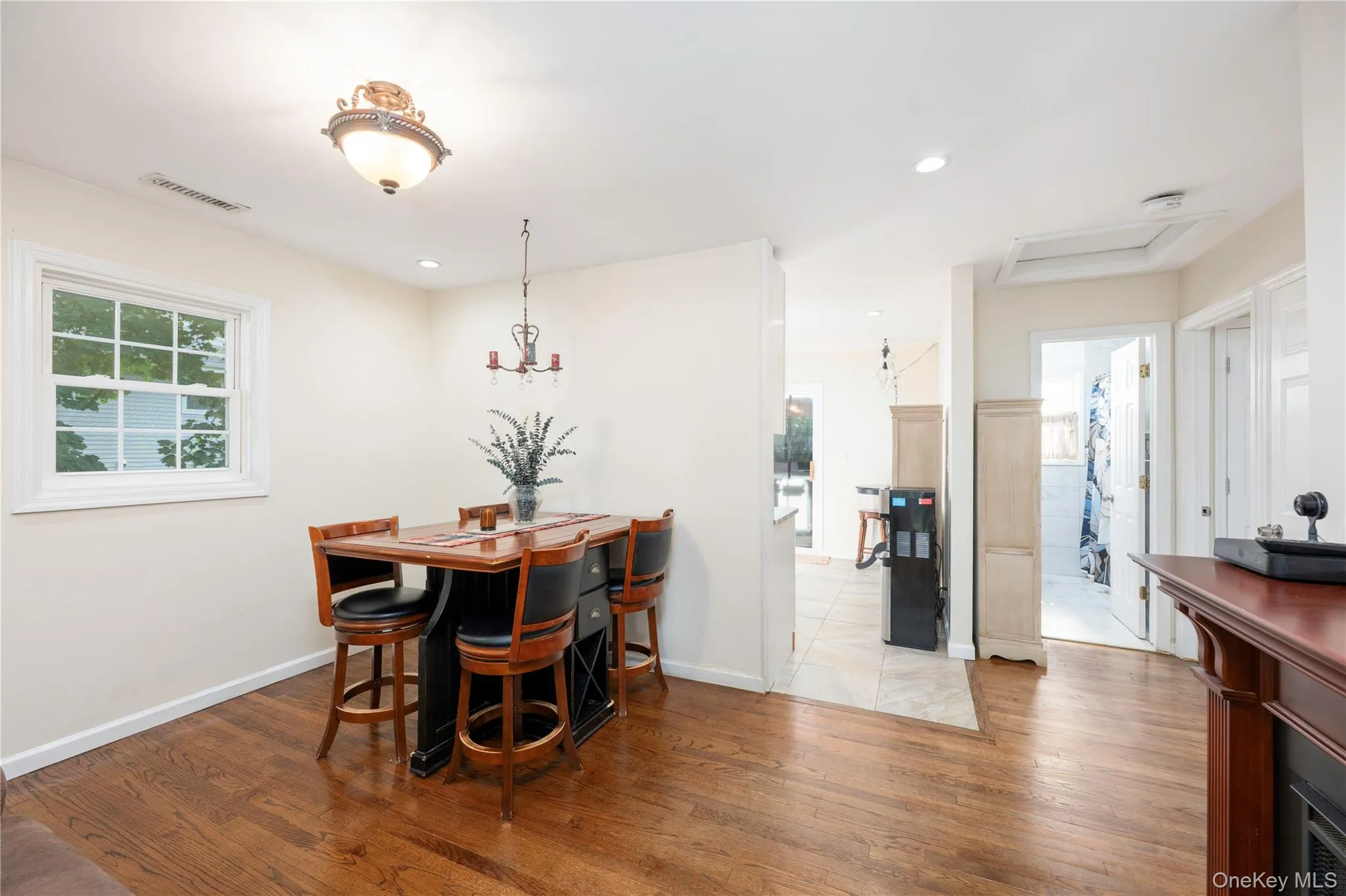 Can be a living room or dining room Can be a living room or dining room
