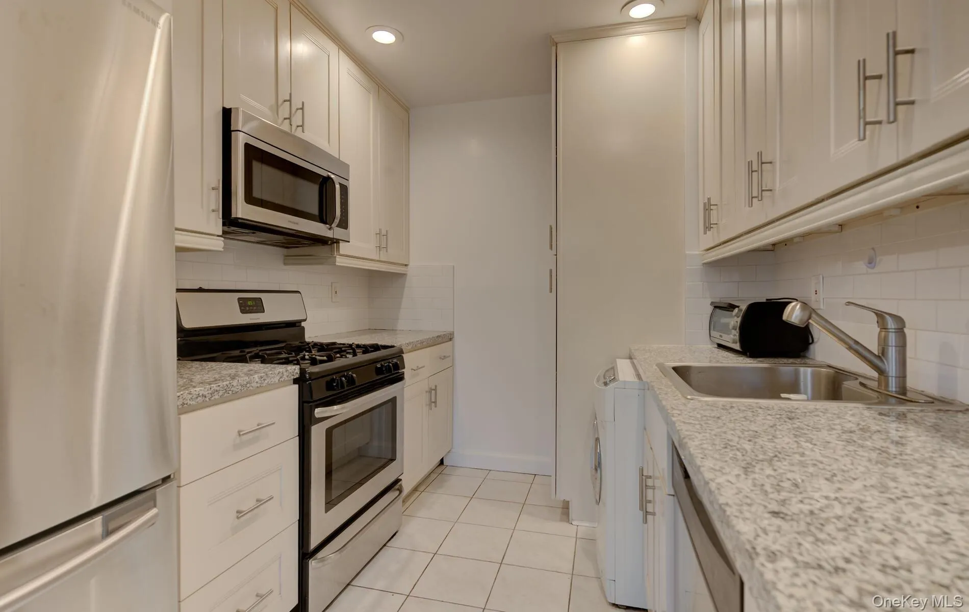 215 Middle Neck Road, North Hempstead, NY, 1 Bedroom Bedrooms, 3 Rooms Rooms,1 BathroomBathrooms,Residential Lease,For Rent,Middle Neck,0,1048479 215 Middle Neck Road, North Hempstead, NY, 1 Bedroom Bedrooms, 3 Rooms Rooms,1 BathroomBathrooms,Residential Lease,For Rent,Middle Neck,0,1048479