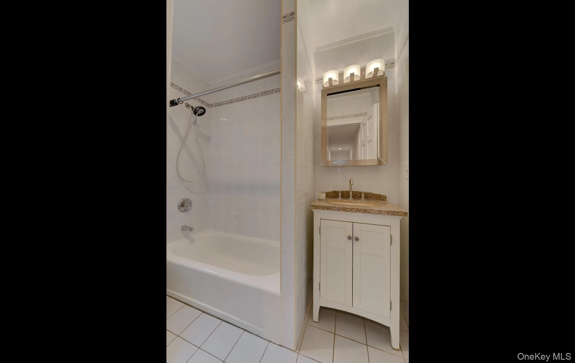 215 Middle Neck Road, North Hempstead, NY, 1 Bedroom Bedrooms, 3 Rooms Rooms,1 BathroomBathrooms,Residential Lease,For Rent,Middle Neck,0,1048479 215 Middle Neck Road, North Hempstead, NY, 1 Bedroom Bedrooms, 3 Rooms Rooms,1 BathroomBathrooms,Residential Lease,For Rent,Middle Neck,0,1048479