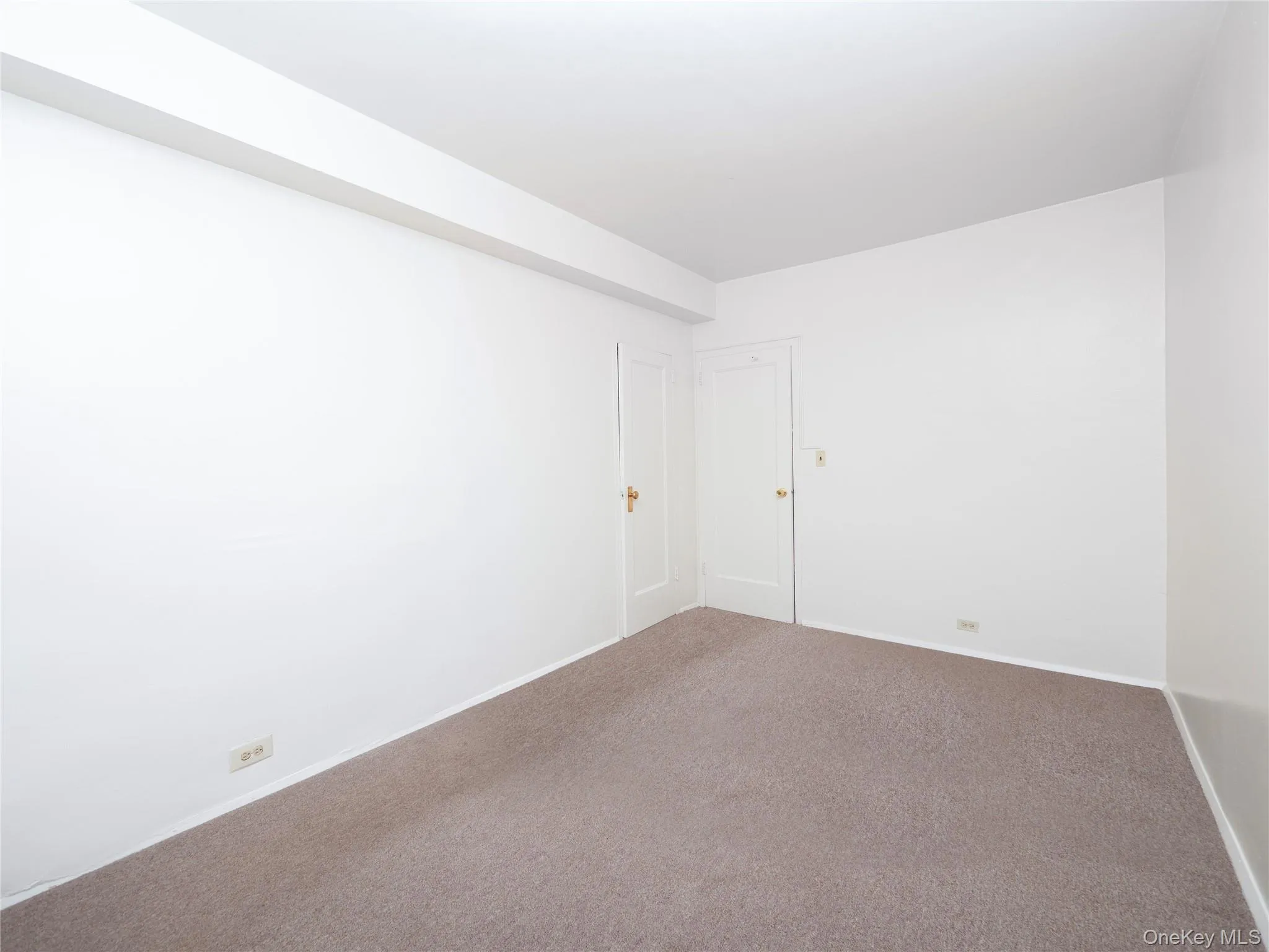 Neutral carpet flooring with light-toned walls Neutral carpet flooring with light-toned walls