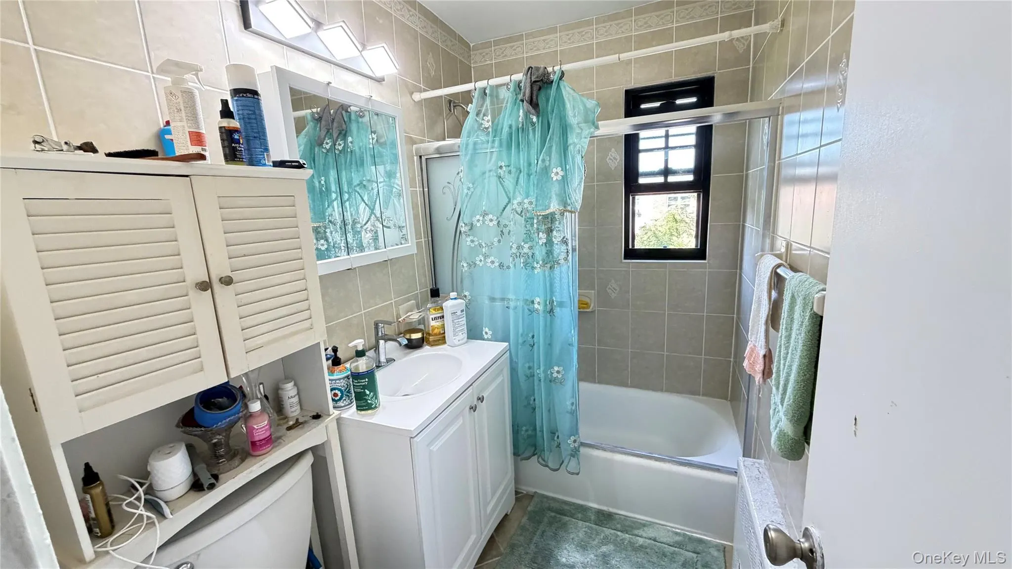 Full Bathroom on top floor Full Bathroom on top floor