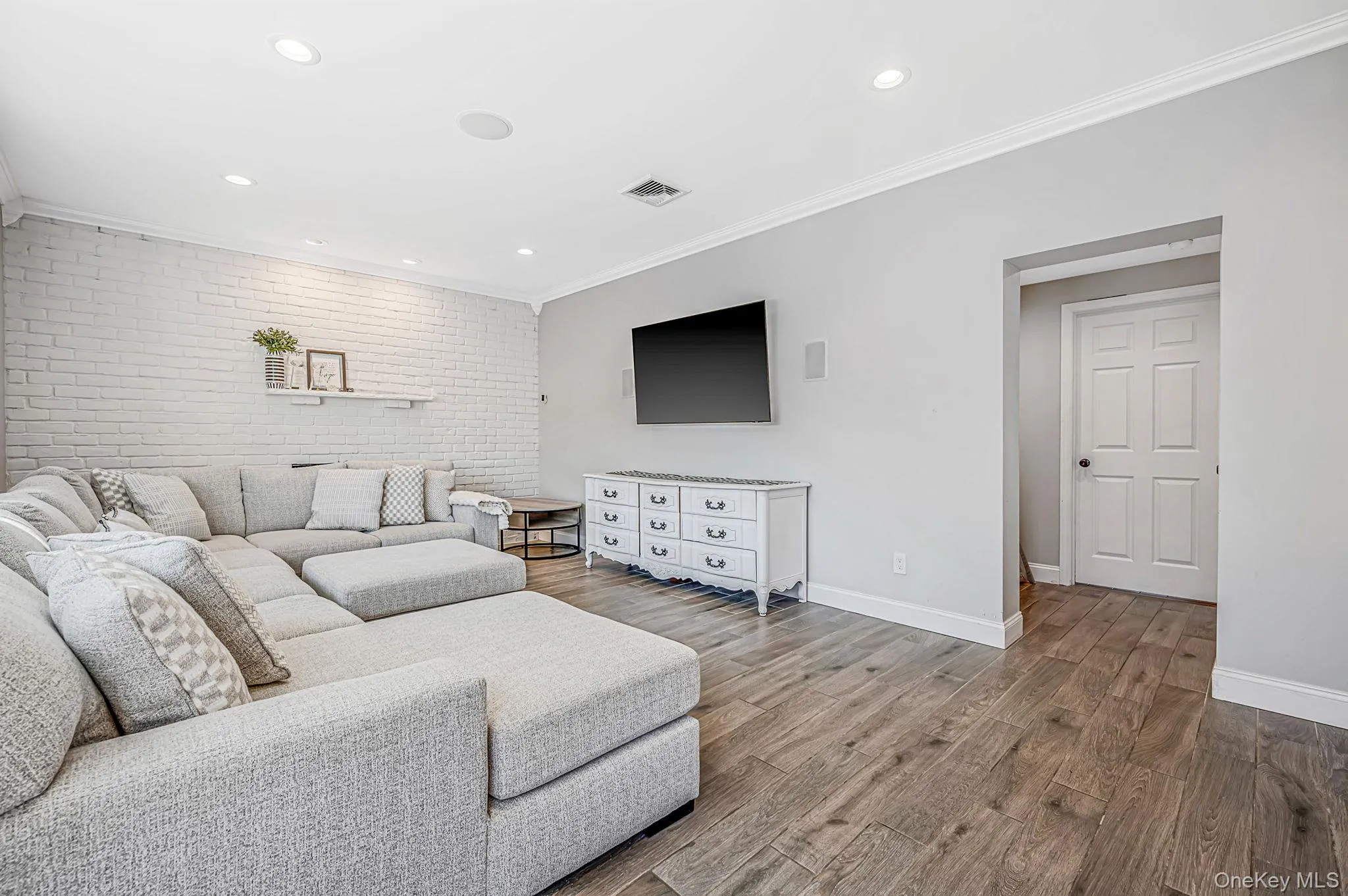 3 Saggese Lane, Smithtown, NY, 5 Bedrooms Bedrooms, 10 Rooms Rooms,4 BathroomsBathrooms,Residential,For Rent,Saggese,0,1048499 3 Saggese Lane, Smithtown, NY, 5 Bedrooms Bedrooms, 10 Rooms Rooms,4 BathroomsBathrooms,Residential,For Rent,Saggese,0,1048499