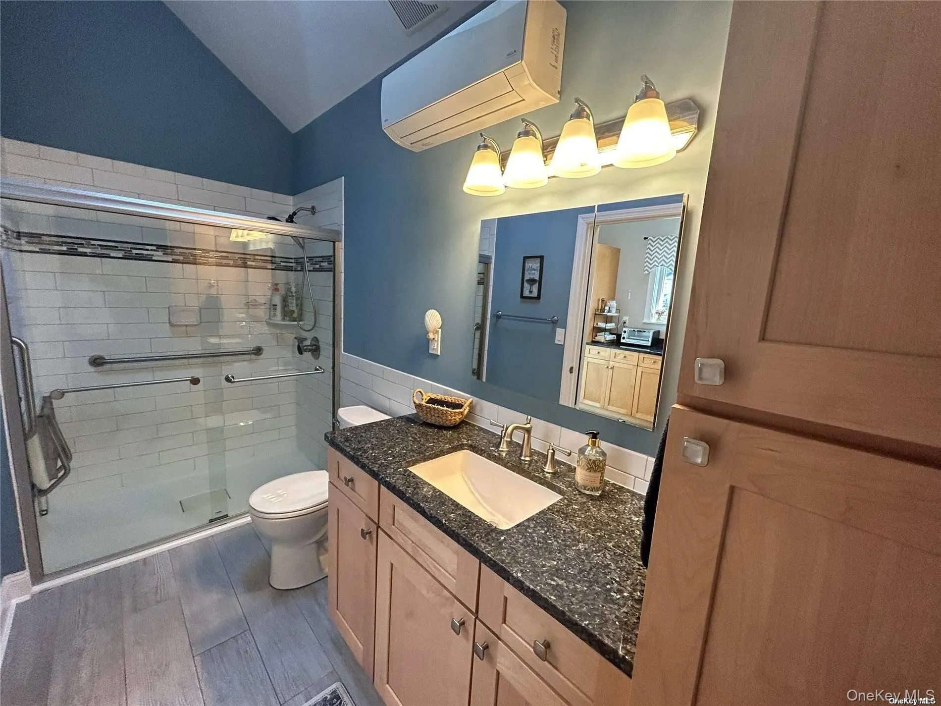 Full Bath/Walk In Shower Full Bath/Walk In Shower