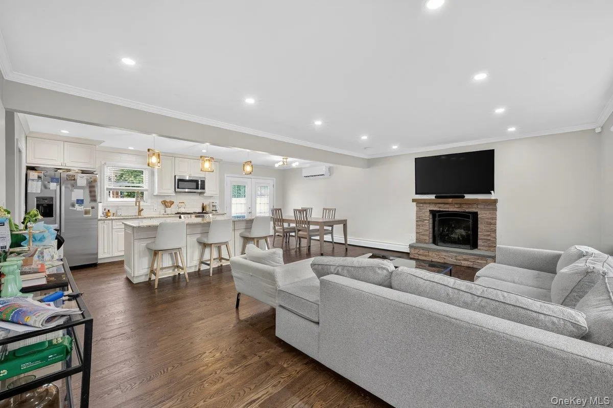 61 Carleton Avenue, Babylon, NY, 4 Bedrooms Bedrooms, 8 Rooms Rooms,2 BathroomsBathrooms,Residential,For Rent,Carleton,0,1048520 61 Carleton Avenue, Babylon, NY, 4 Bedrooms Bedrooms, 8 Rooms Rooms,2 BathroomsBathrooms,Residential,For Rent,Carleton,0,1048520