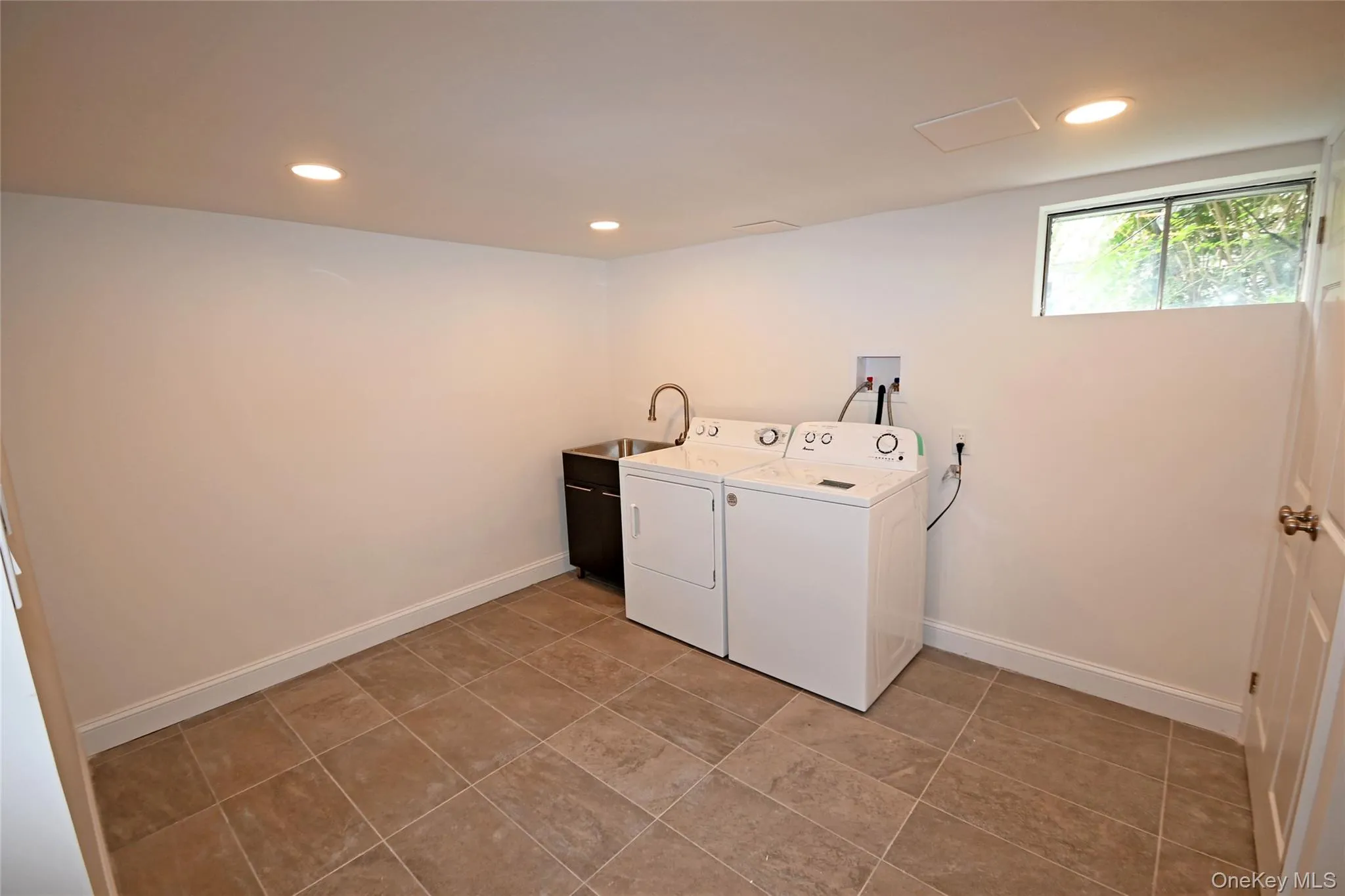 19 Carriage Road, North Hempstead, NY, 4 Bedrooms Bedrooms, 7 Rooms Rooms,3 BathroomsBathrooms,Residential Lease,For Rent,Carriage,0,1048531 19 Carriage Road, North Hempstead, NY, 4 Bedrooms Bedrooms, 7 Rooms Rooms,3 BathroomsBathrooms,Residential Lease,For Rent,Carriage,0,1048531