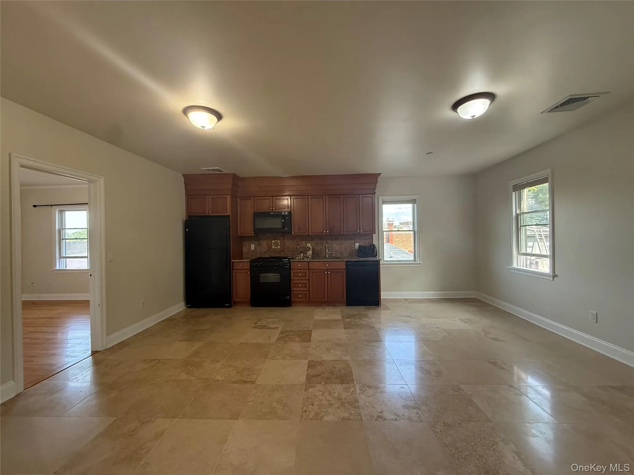 Large bright Kitchen, Living and Dining Space with Stone tile cloors Large bright Kitchen, Living and Dining Space with Stone tile cloors