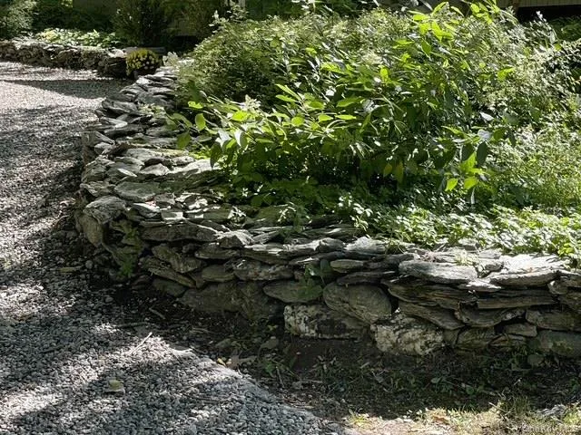 Lovely stonewalls throughout the property. Lovely stonewalls throughout the property.