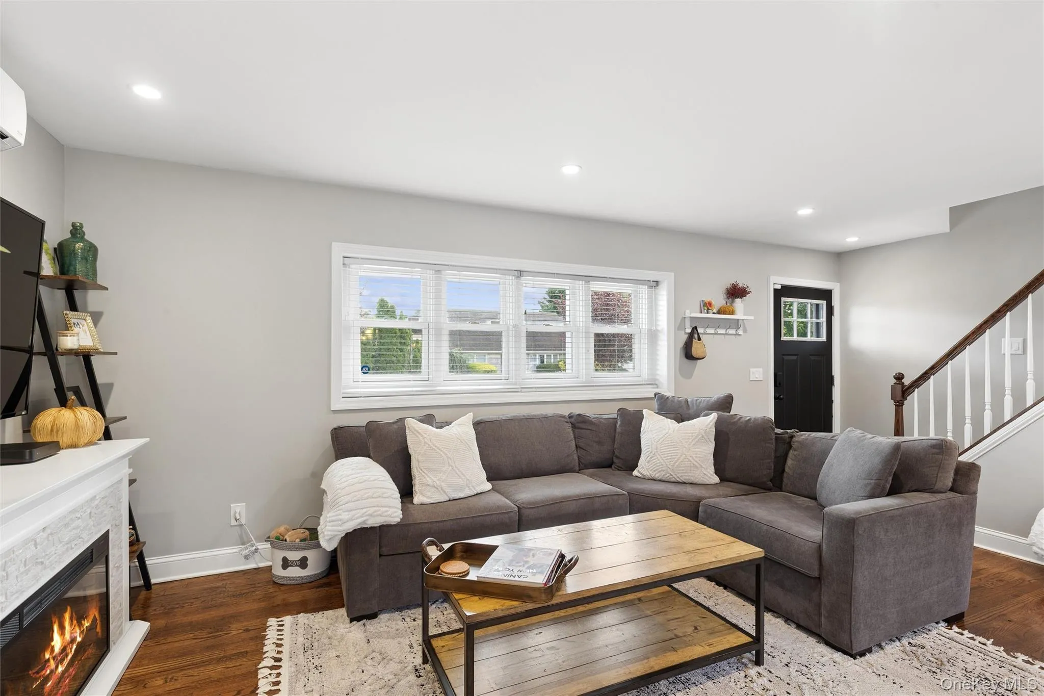 24 Essen Place, Oyster Bay, NY, 4 Bedrooms Bedrooms, 7 Rooms Rooms,2 BathroomsBathrooms,Residential,For Rent,Essen,0,1048613 24 Essen Place, Oyster Bay, NY, 4 Bedrooms Bedrooms, 7 Rooms Rooms,2 BathroomsBathrooms,Residential,For Rent,Essen,0,1048613