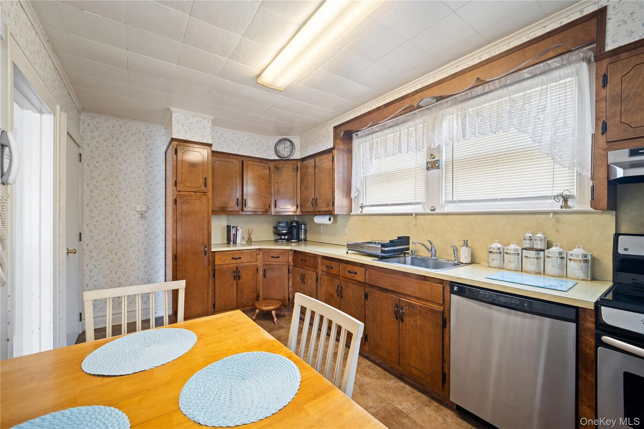 6045 69th Street, New York, NY, 3 Bedrooms Bedrooms, 7 Rooms Rooms,1 BathroomBathrooms,Residential,For Rent,69th,0,1048614 6045 69th Street, New York, NY, 3 Bedrooms Bedrooms, 7 Rooms Rooms,1 BathroomBathrooms,Residential,For Rent,69th,0,1048614