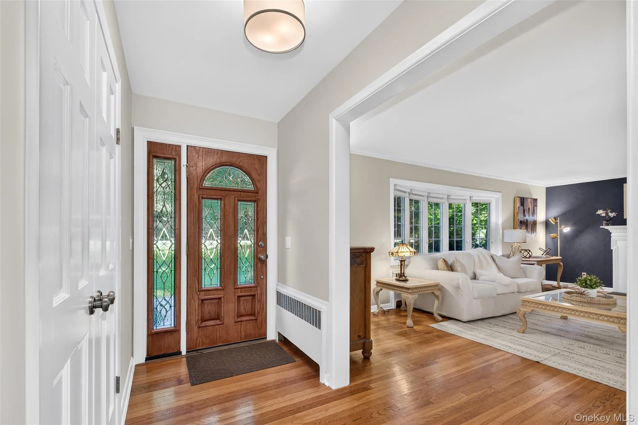 Spacious Entry Foyer with entry closet opens to livingroom Spacious Entry Foyer with entry closet opens to livingroom