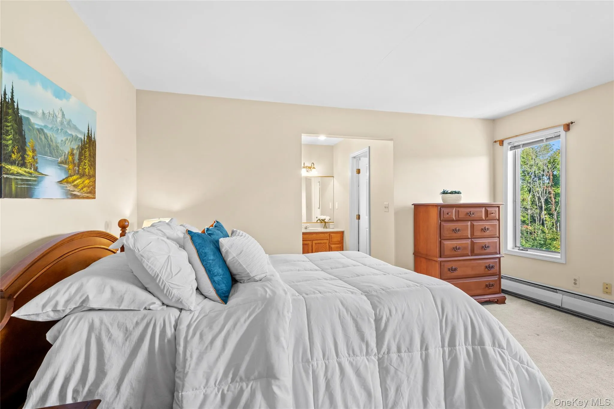 with en-suite, vanity area, walk-in closet with en-suite, vanity area, walk-in closet