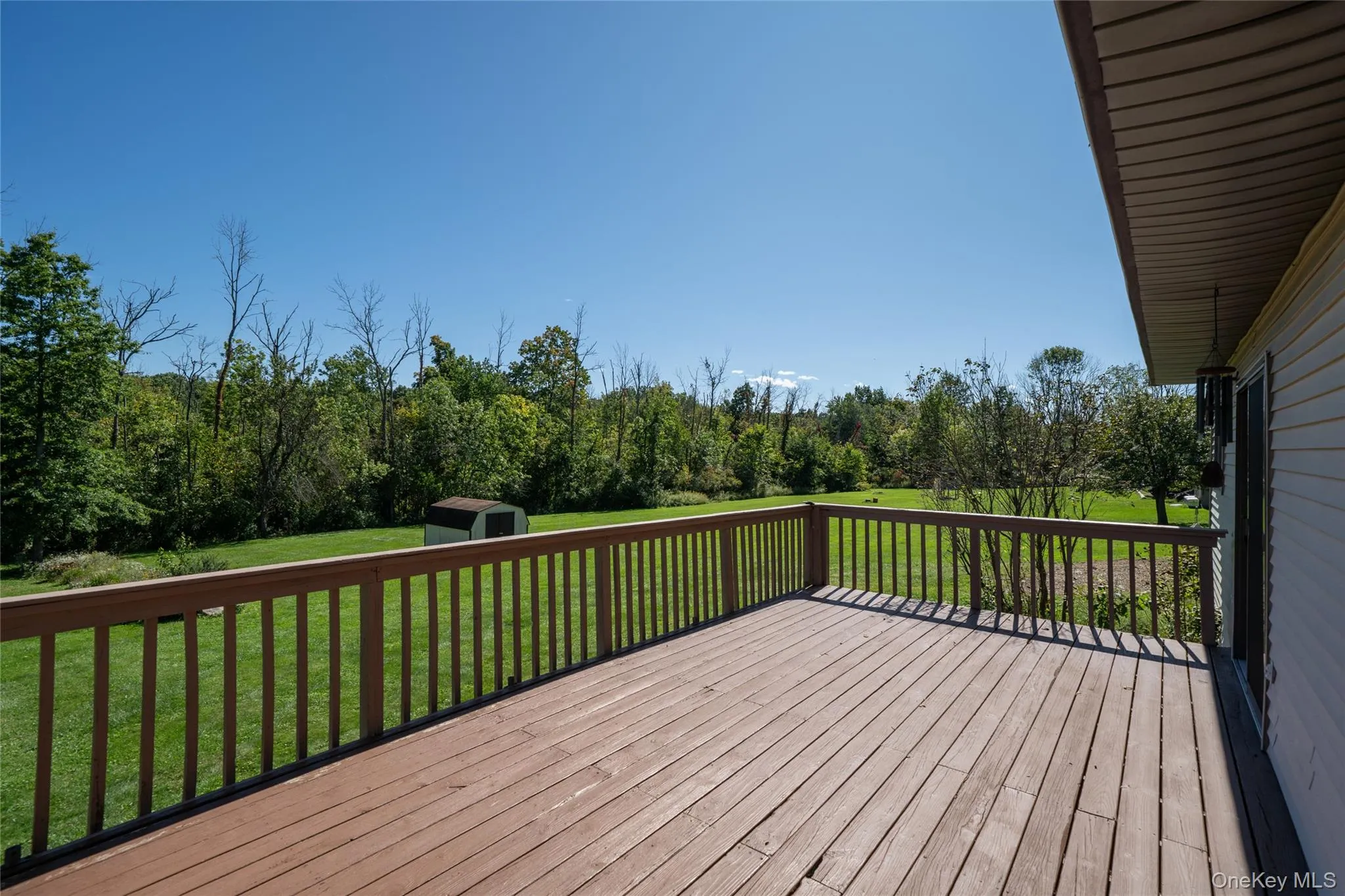 Overlooks, flat level yard Overlooks, flat level yard