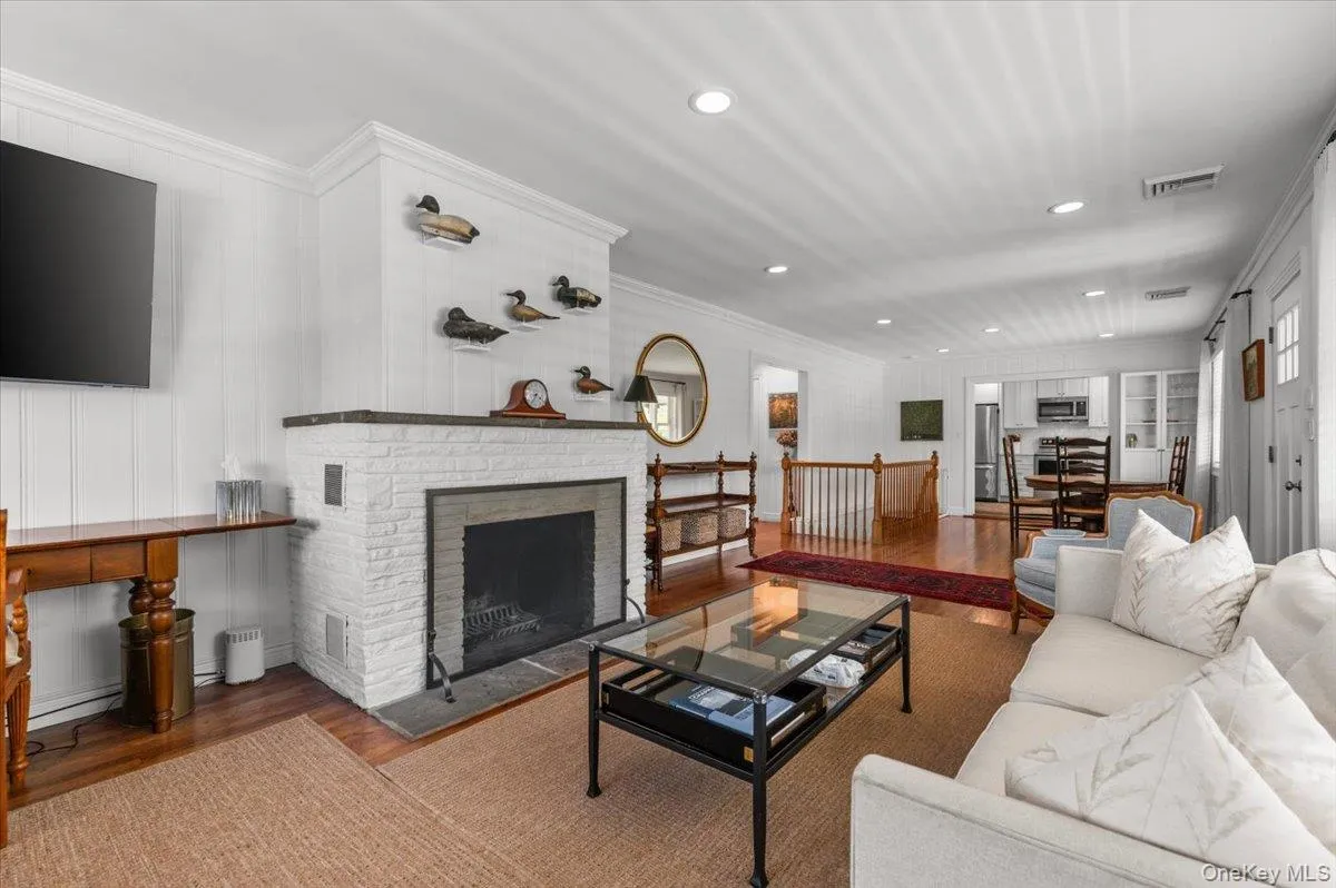 11 Portland Place, Huntington, NY, 3 Bedrooms Bedrooms, 7 Rooms Rooms,3 BathroomsBathrooms,Residential Lease,For Rent,Portland,0,1048648 11 Portland Place, Huntington, NY, 3 Bedrooms Bedrooms, 7 Rooms Rooms,3 BathroomsBathrooms,Residential Lease,For Rent,Portland,0,1048648