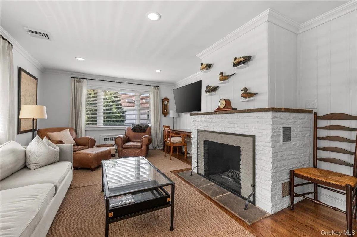 11 Portland Place, Huntington, NY, 3 Bedrooms Bedrooms, 7 Rooms Rooms,3 BathroomsBathrooms,Residential Lease,For Rent,Portland,0,1048648 11 Portland Place, Huntington, NY, 3 Bedrooms Bedrooms, 7 Rooms Rooms,3 BathroomsBathrooms,Residential Lease,For Rent,Portland,0,1048648