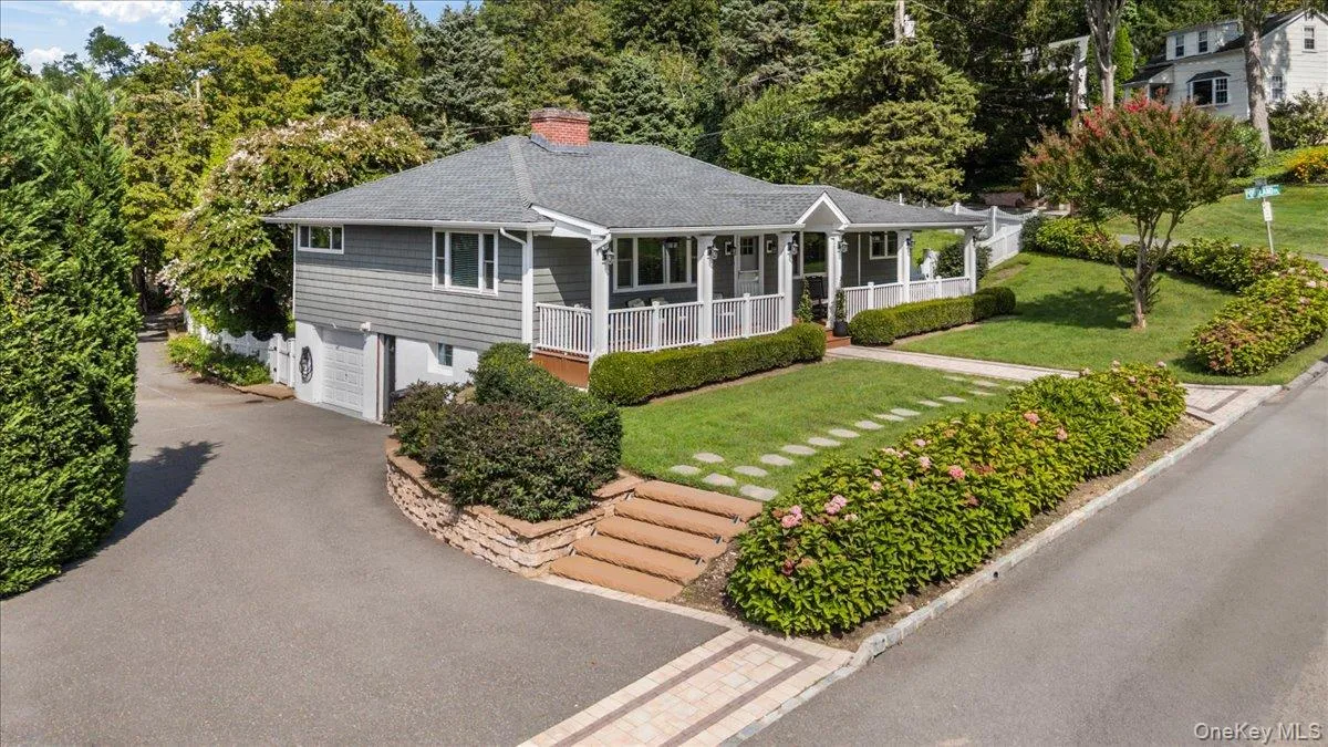 11 Portland Place, Huntington, NY, 3 Bedrooms Bedrooms, 7 Rooms Rooms,3 BathroomsBathrooms,Residential Lease,For Rent,Portland,0,1048648 11 Portland Place, Huntington, NY, 3 Bedrooms Bedrooms, 7 Rooms Rooms,3 BathroomsBathrooms,Residential Lease,For Rent,Portland,0,1048648