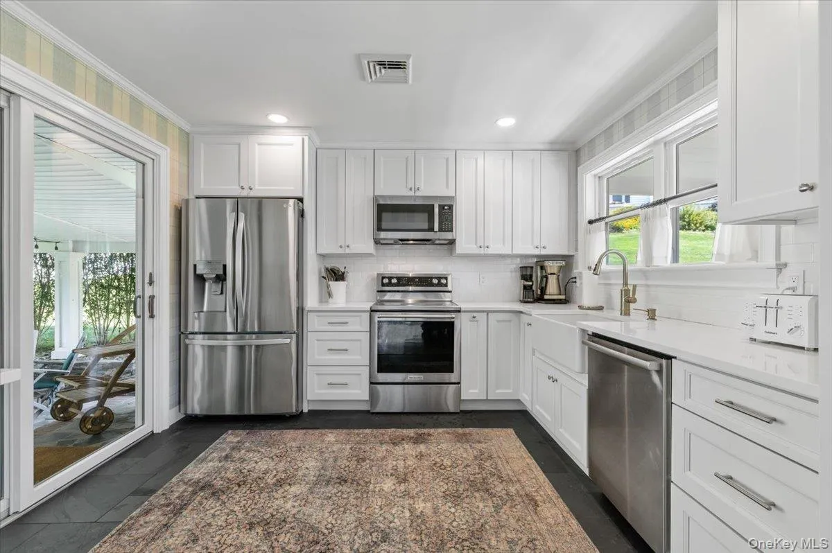 11 Portland Place, Huntington, NY, 3 Bedrooms Bedrooms, 7 Rooms Rooms,3 BathroomsBathrooms,Residential Lease,For Rent,Portland,0,1048648 11 Portland Place, Huntington, NY, 3 Bedrooms Bedrooms, 7 Rooms Rooms,3 BathroomsBathrooms,Residential Lease,For Rent,Portland,0,1048648