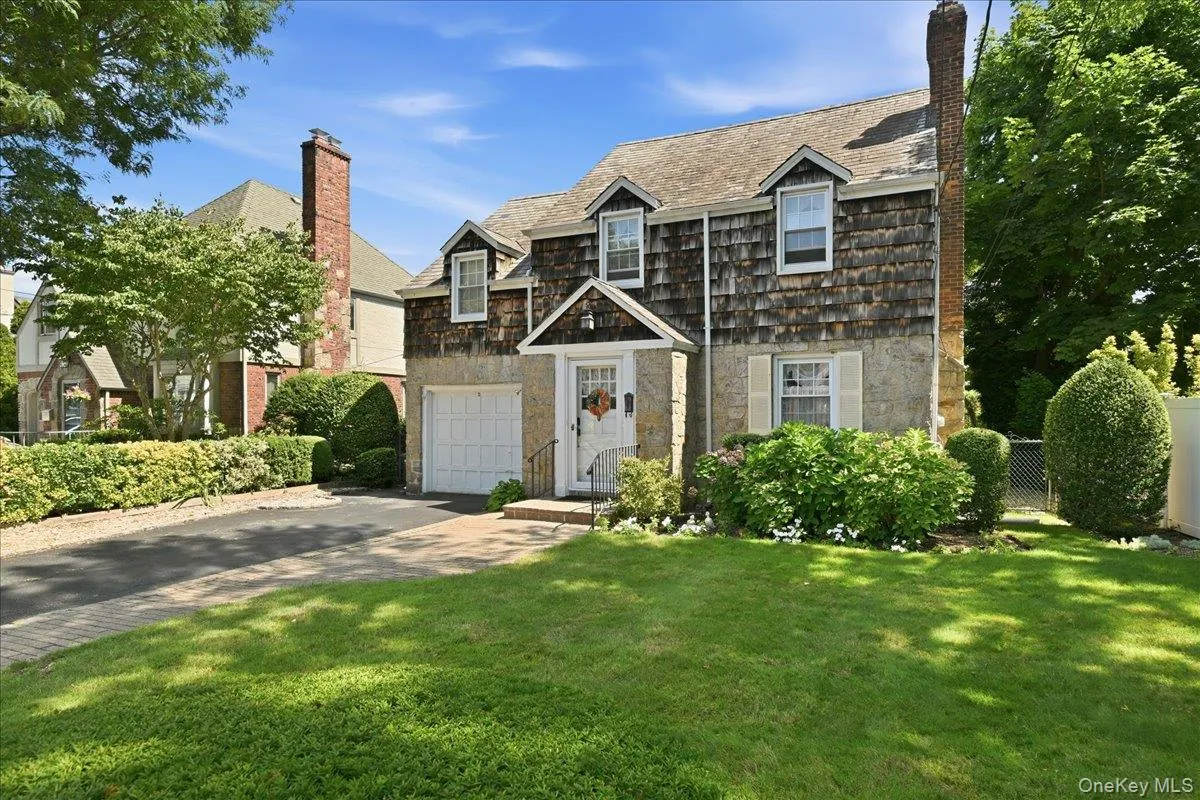 15 May Court, Hempstead, NY, 5 Bedrooms Bedrooms, 9 Rooms Rooms,2 BathroomsBathrooms,Residential,For Rent,May,0,1048654 15 May Court, Hempstead, NY, 5 Bedrooms Bedrooms, 9 Rooms Rooms,2 BathroomsBathrooms,Residential,For Rent,May,0,1048654