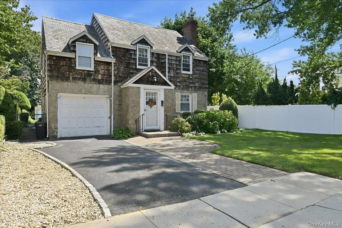 15 May Court, Hempstead, NY, 5 Bedrooms Bedrooms, 9 Rooms Rooms,2 BathroomsBathrooms,Residential,For Rent,May,0,1048654 15 May Court, Hempstead, NY, 5 Bedrooms Bedrooms, 9 Rooms Rooms,2 BathroomsBathrooms,Residential,For Rent,May,0,1048654