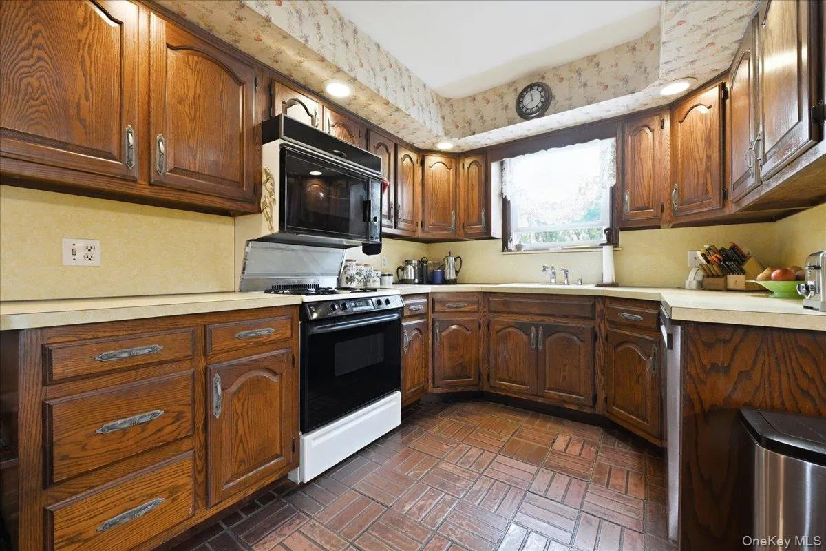 15 May Court, Hempstead, NY, 5 Bedrooms Bedrooms, 9 Rooms Rooms,2 BathroomsBathrooms,Residential,For Rent,May,0,1048654 15 May Court, Hempstead, NY, 5 Bedrooms Bedrooms, 9 Rooms Rooms,2 BathroomsBathrooms,Residential,For Rent,May,0,1048654