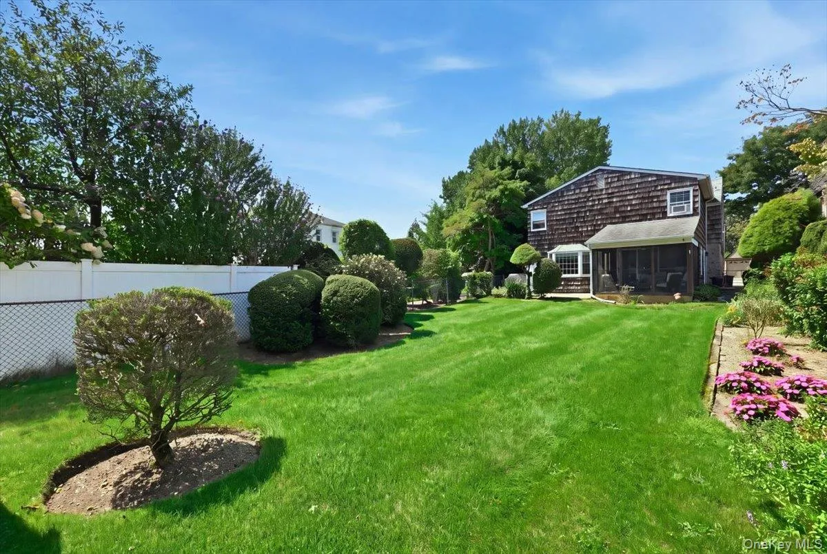15 May Court, Hempstead, NY, 5 Bedrooms Bedrooms, 9 Rooms Rooms,2 BathroomsBathrooms,Residential,For Rent,May,0,1048654 15 May Court, Hempstead, NY, 5 Bedrooms Bedrooms, 9 Rooms Rooms,2 BathroomsBathrooms,Residential,For Rent,May,0,1048654