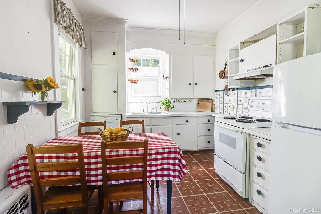 Eat-in Kitchen with high ceilings and outside entrance to wood deck Eat-in Kitchen with high ceilings and outside entrance to wood deck