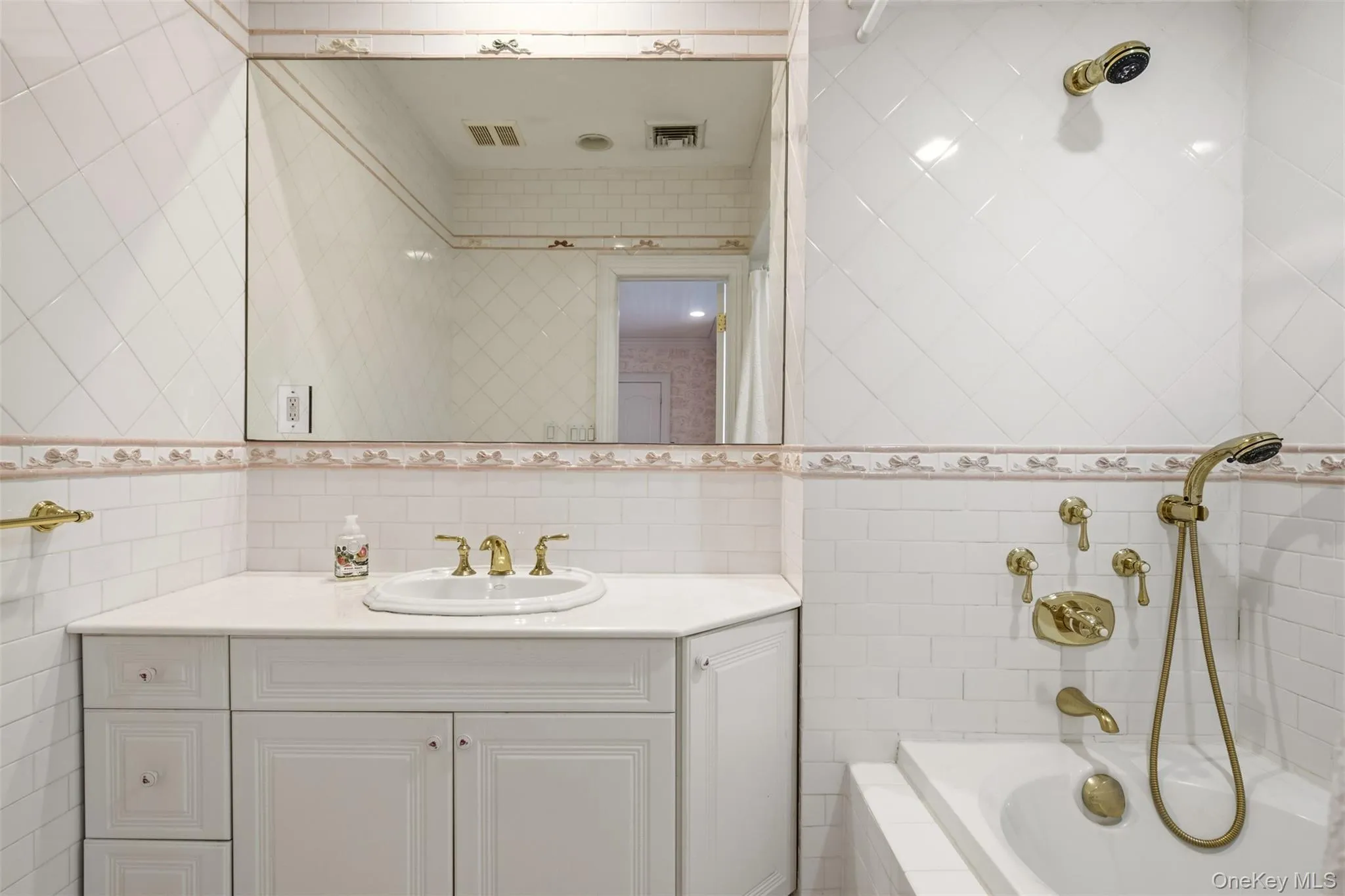 147 Bacon Road, North Hempstead, NY, 6 Bedrooms Bedrooms, 12 Rooms Rooms,6 BathroomsBathrooms,Residential,For Rent,Bacon,0,1048694 147 Bacon Road, North Hempstead, NY, 6 Bedrooms Bedrooms, 12 Rooms Rooms,6 BathroomsBathrooms,Residential,For Rent,Bacon,0,1048694