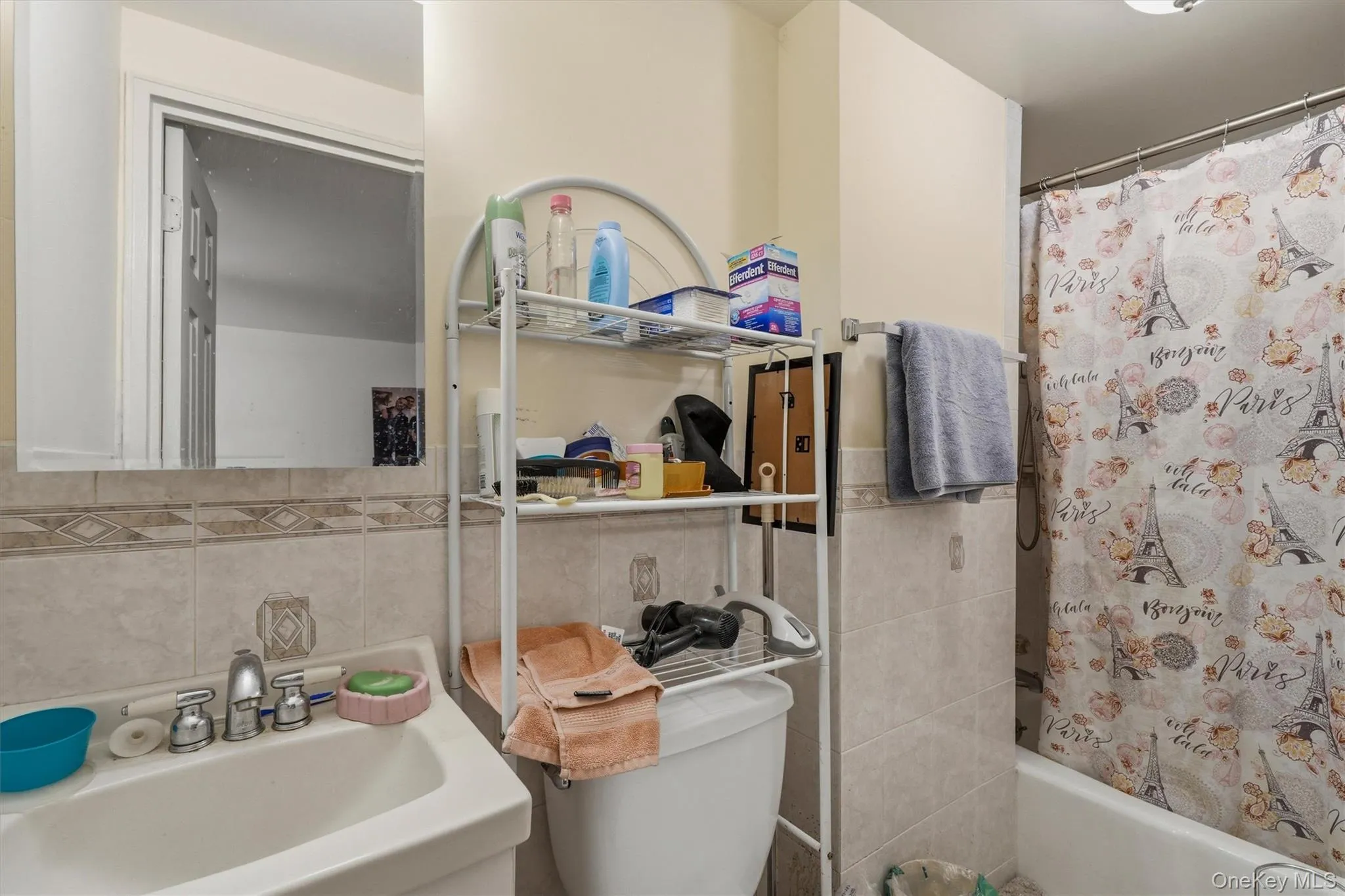 1018 Throggmorton Avenue, New York, NY, 3 Bedrooms Bedrooms, 7 Rooms Rooms,1 BathroomBathrooms,Residential,For Rent,Throggmorton,0,1048708 1018 Throggmorton Avenue, New York, NY, 3 Bedrooms Bedrooms, 7 Rooms Rooms,1 BathroomBathrooms,Residential,For Rent,Throggmorton,0,1048708
