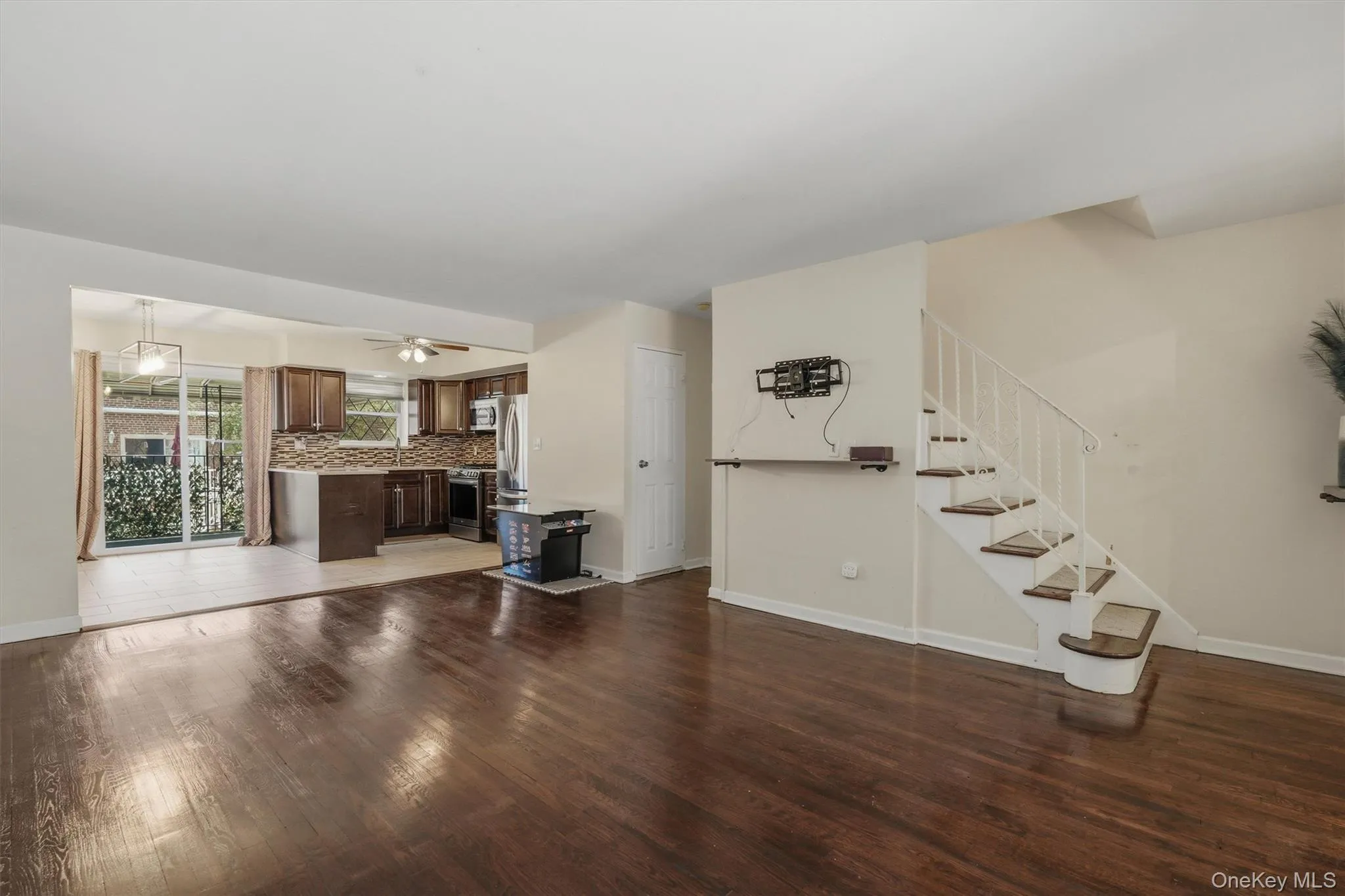 1018 Throggmorton Avenue, New York, NY, 3 Bedrooms Bedrooms, 7 Rooms Rooms,1 BathroomBathrooms,Residential,For Rent,Throggmorton,0,1048708 1018 Throggmorton Avenue, New York, NY, 3 Bedrooms Bedrooms, 7 Rooms Rooms,1 BathroomBathrooms,Residential,For Rent,Throggmorton,0,1048708