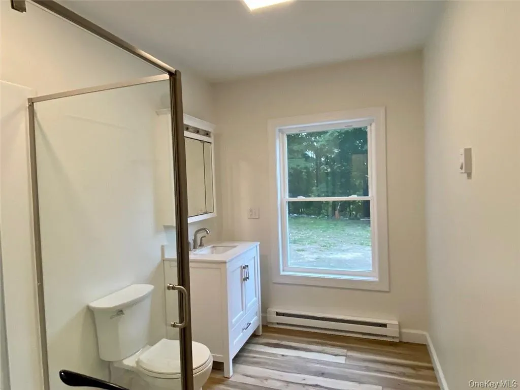 Main Bathroom Main Bathroom