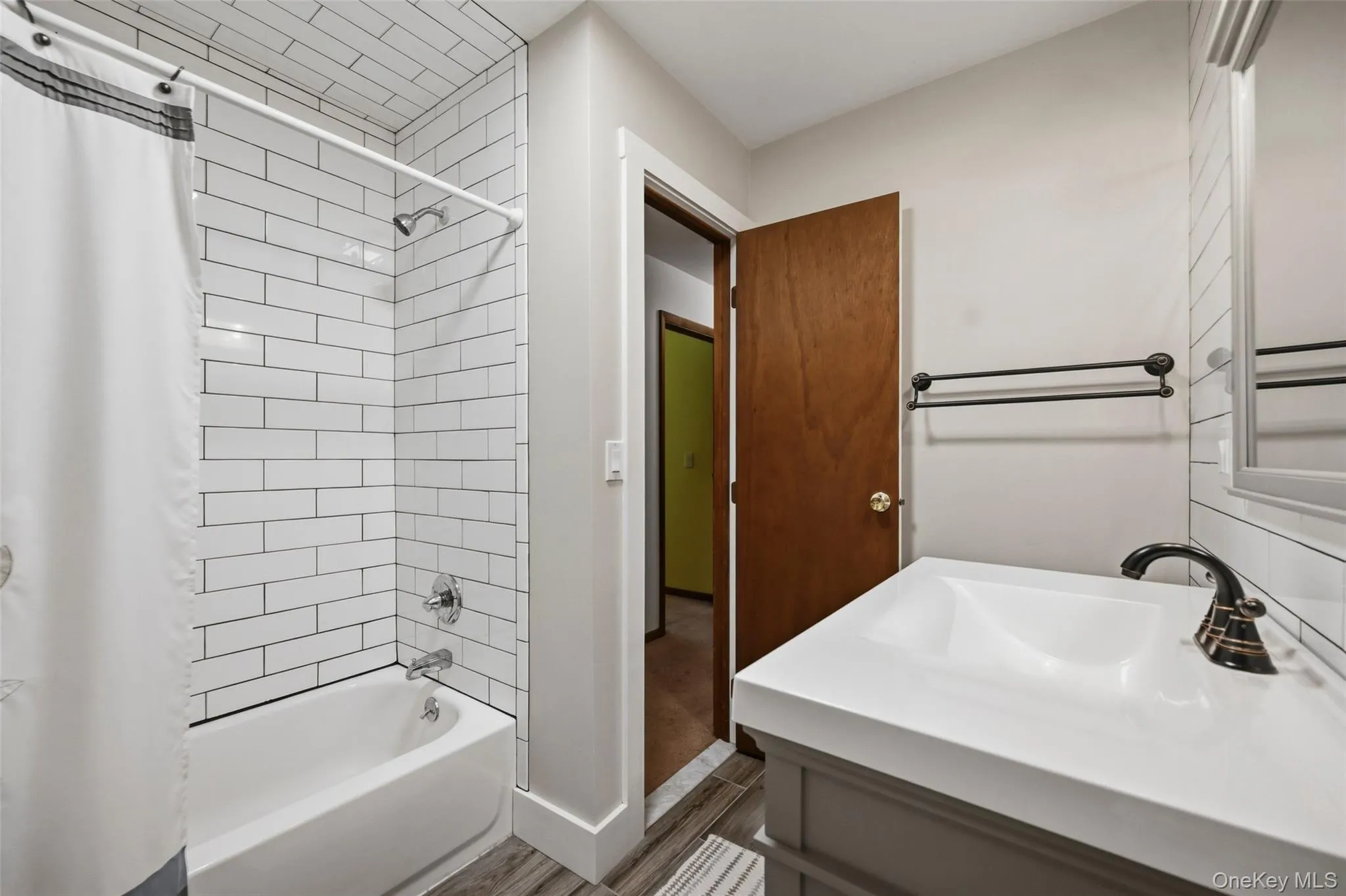 Main bathroom with tub/shower Main bathroom with tub/shower