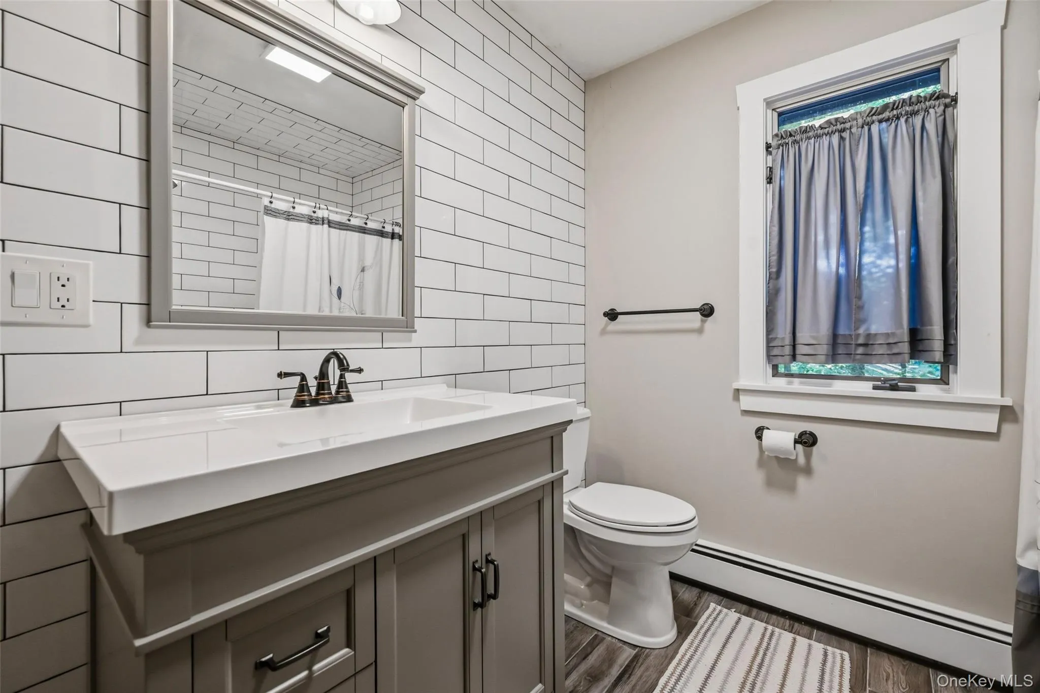 Main bathroom with tub/shower Main bathroom with tub/shower