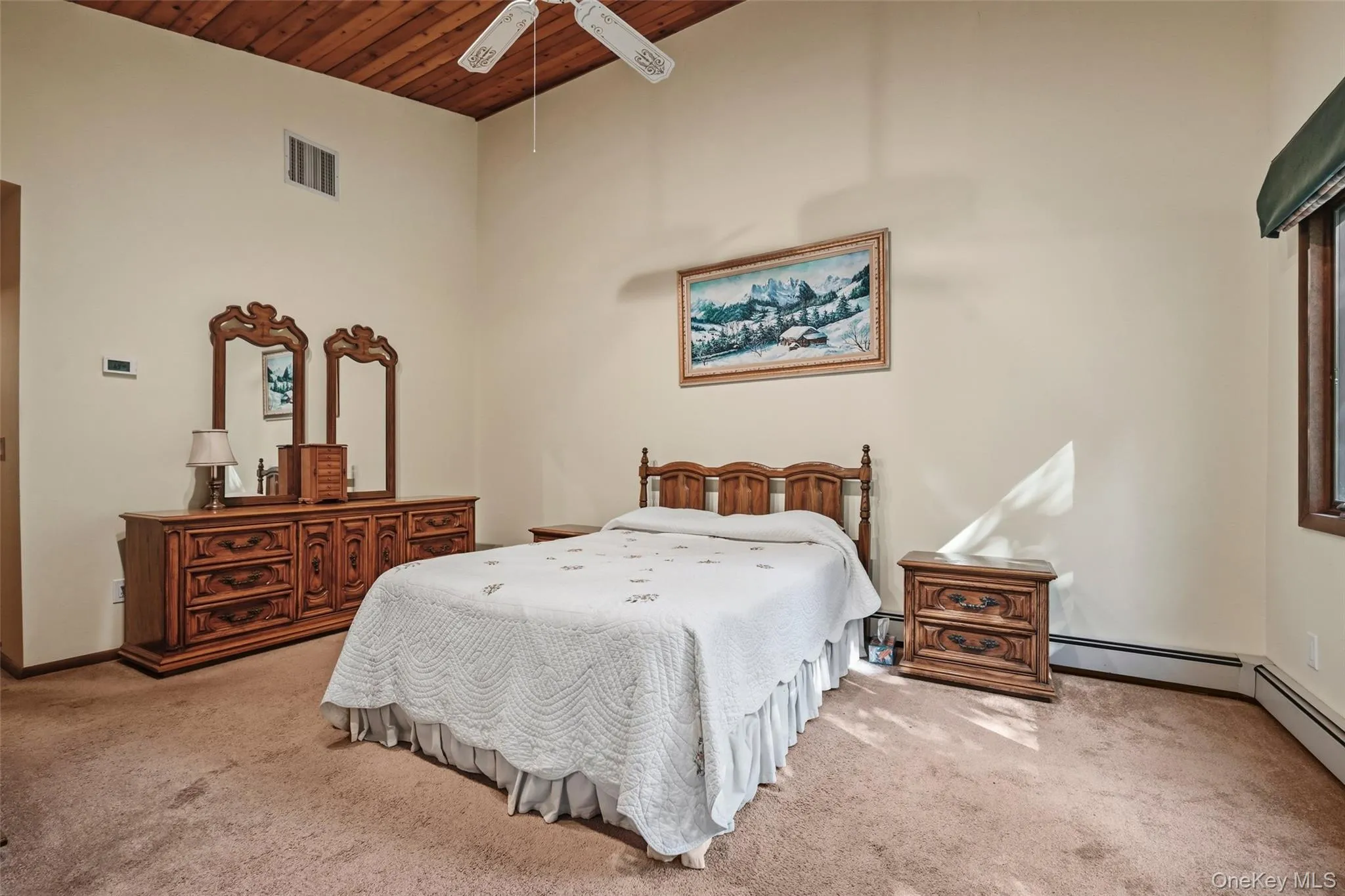With vaulted ceiling With vaulted ceiling