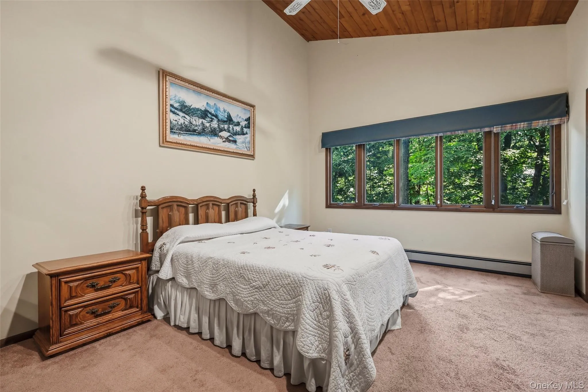 With vaulted ceiling With vaulted ceiling