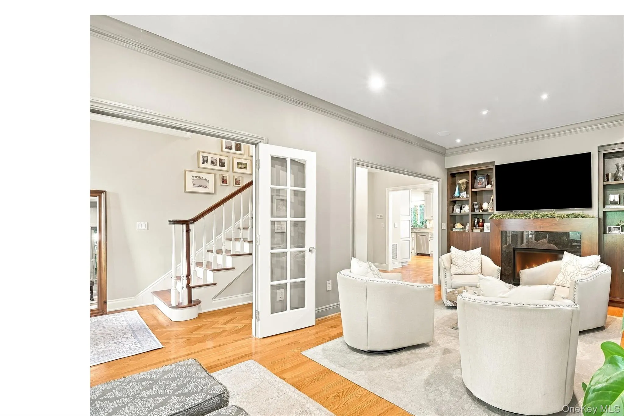 Versatile Floor Plan: Living Room opens to Front Hall and Large EIKitchen/ Dining Area/Family Room Versatile Floor Plan: Living Room opens to Front Hall and Large EIKitchen/ Dining Area/Family Room