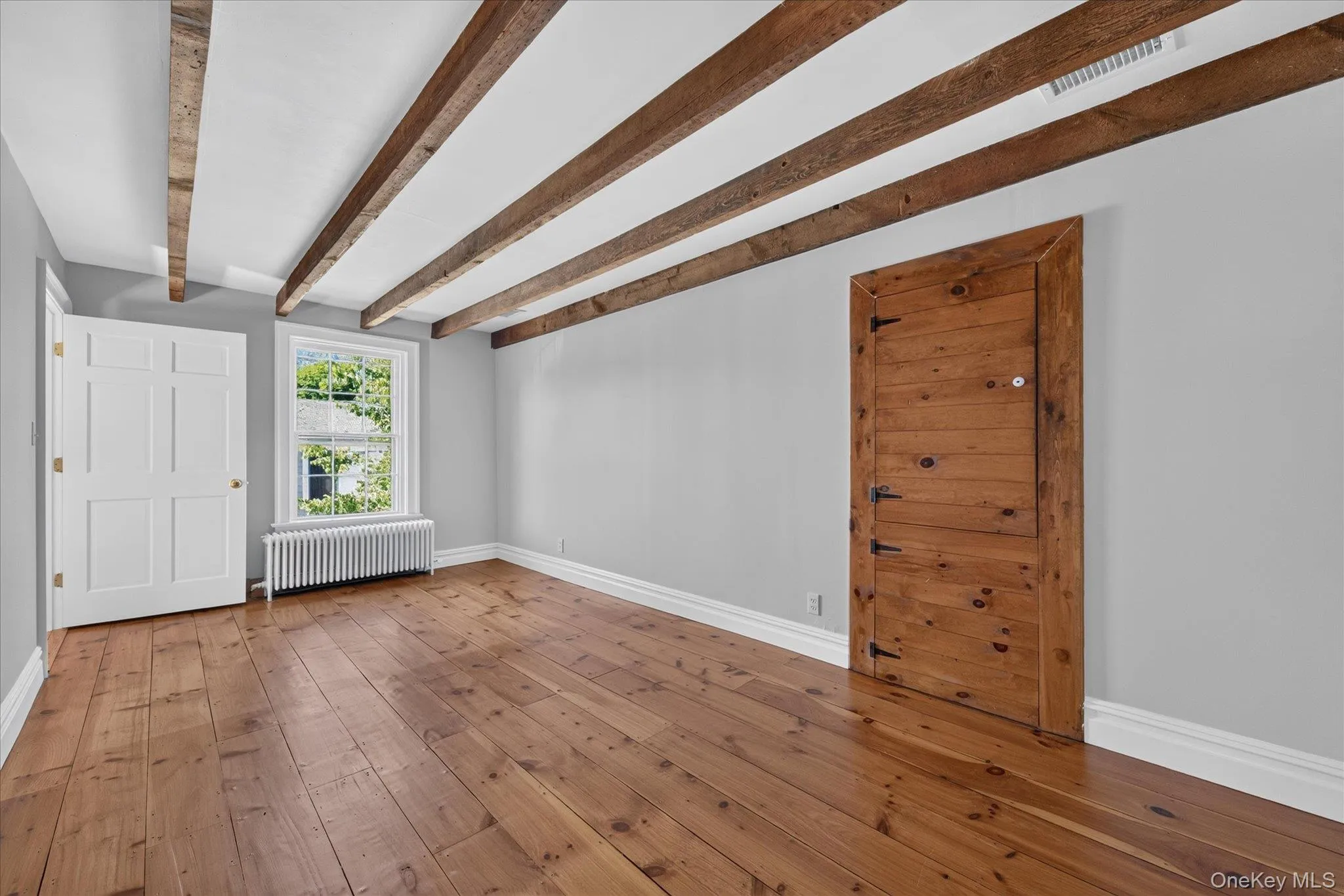 3rd bedroom with exposed wooden beams 3rd bedroom with exposed wooden beams
