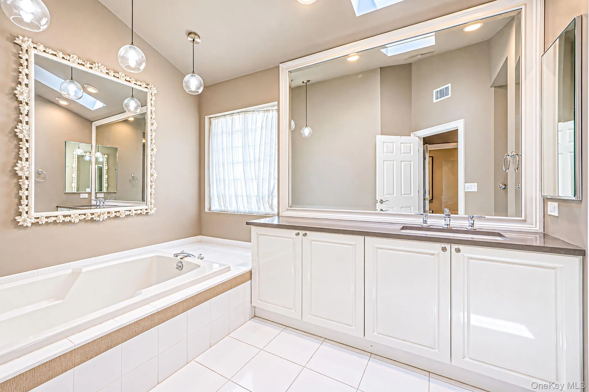 Soaking tub Soaking tub