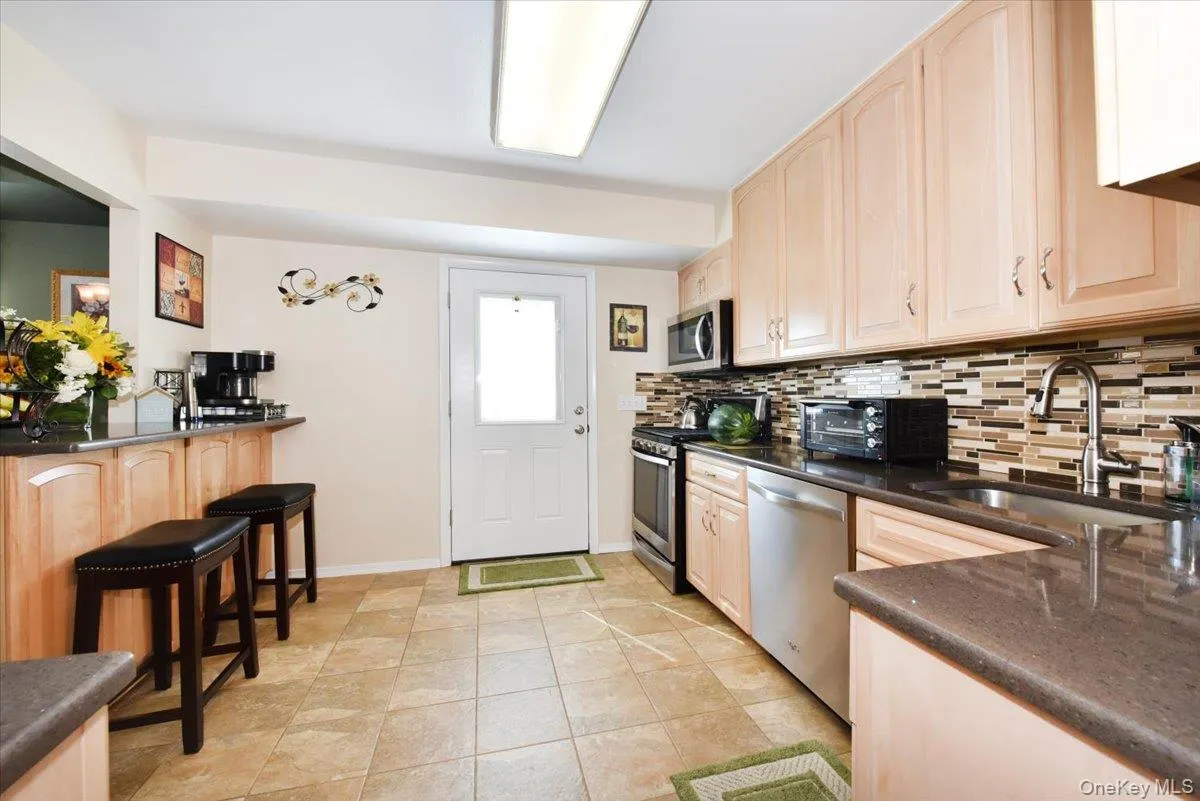 283 Gates Avenue, Babylon, NY, 3 Bedrooms Bedrooms, 7 Rooms Rooms,2 BathroomsBathrooms,Residential,For Rent,Gates,0,1048753 283 Gates Avenue, Babylon, NY, 3 Bedrooms Bedrooms, 7 Rooms Rooms,2 BathroomsBathrooms,Residential,For Rent,Gates,0,1048753