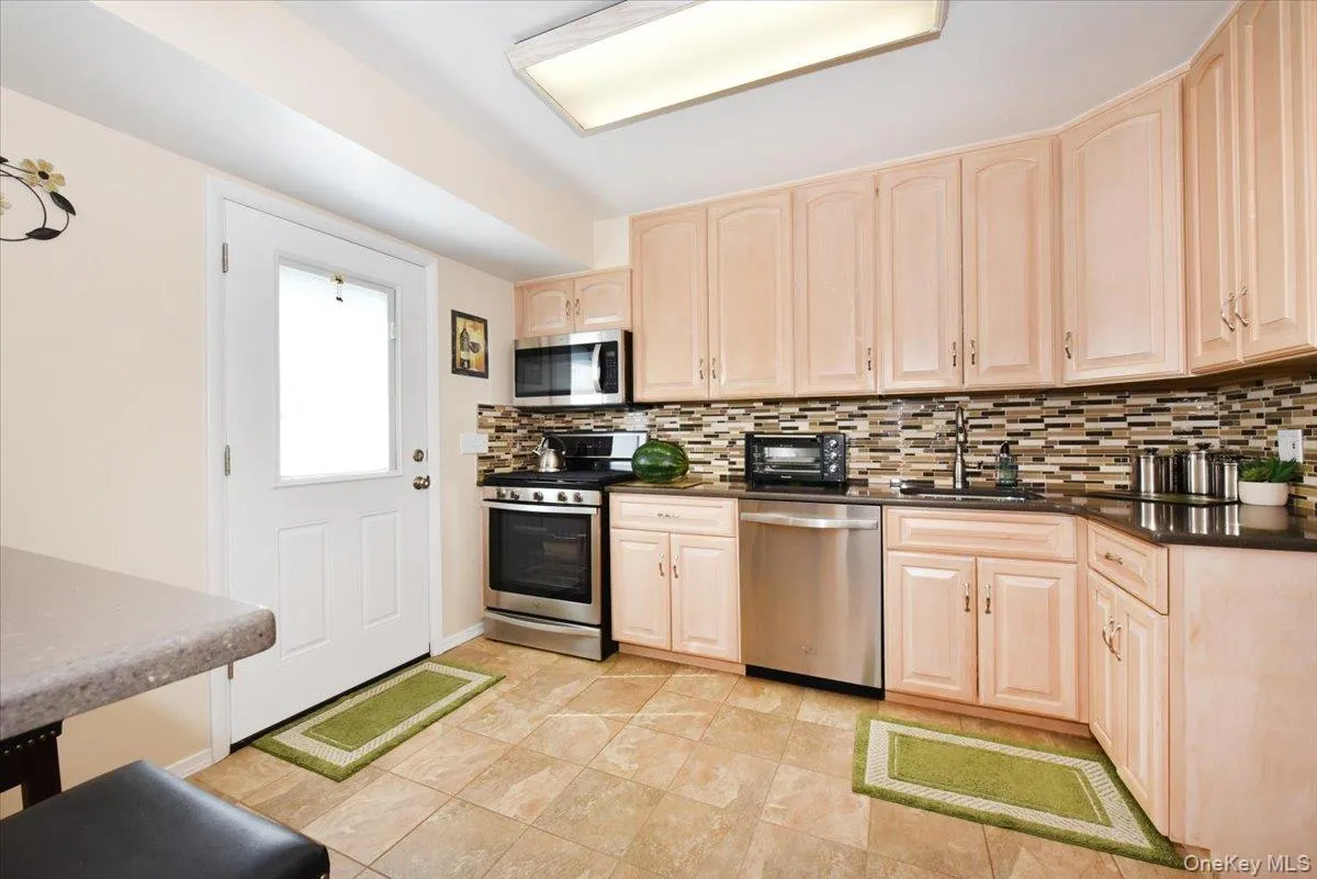 283 Gates Avenue, Babylon, NY, 3 Bedrooms Bedrooms, 7 Rooms Rooms,2 BathroomsBathrooms,Residential,For Rent,Gates,0,1048753 283 Gates Avenue, Babylon, NY, 3 Bedrooms Bedrooms, 7 Rooms Rooms,2 BathroomsBathrooms,Residential,For Rent,Gates,0,1048753