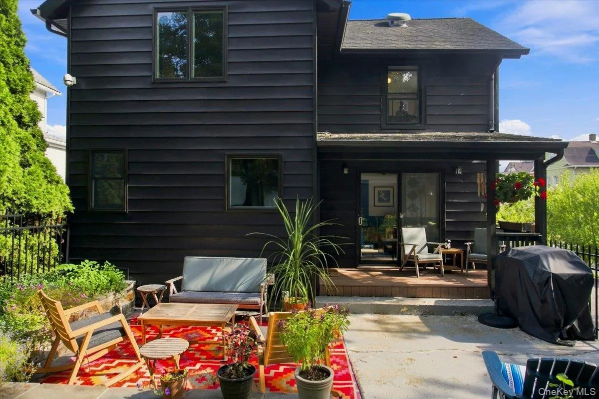 Imagine entertaining here! You're steps away from everything the village has to offer. Imagine entertaining here! You're steps away from everything the village has to offer.