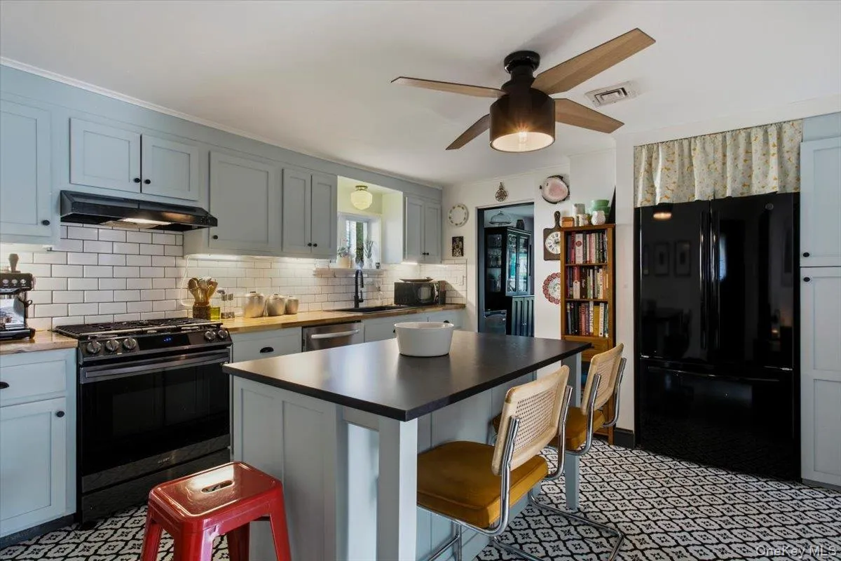 3 Elm Street, Mount Pleasant, NY, 3 Bedrooms Bedrooms, 8 Rooms Rooms,2 BathroomsBathrooms,Residential,For Rent,Elm,0,1048774 3 Elm Street, Mount Pleasant, NY, 3 Bedrooms Bedrooms, 8 Rooms Rooms,2 BathroomsBathrooms,Residential,For Rent,Elm,0,1048774