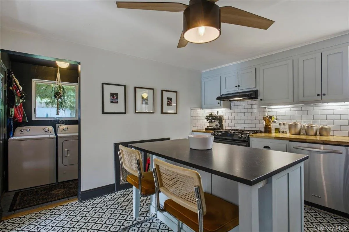 3 Elm Street, Mount Pleasant, NY, 3 Bedrooms Bedrooms, 8 Rooms Rooms,2 BathroomsBathrooms,Residential,For Rent,Elm,0,1048774 3 Elm Street, Mount Pleasant, NY, 3 Bedrooms Bedrooms, 8 Rooms Rooms,2 BathroomsBathrooms,Residential,For Rent,Elm,0,1048774