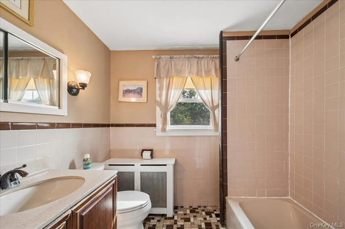 Full bathroom on second floor. Full bathroom on second floor.